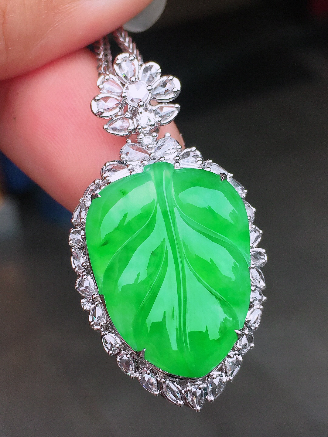 阳绿玉叶吊坠，色泽均匀艳丽，玉质细腻，荧光感超
强，饱满圆润，尽显优雅气质，18k
金豪华镶嵌