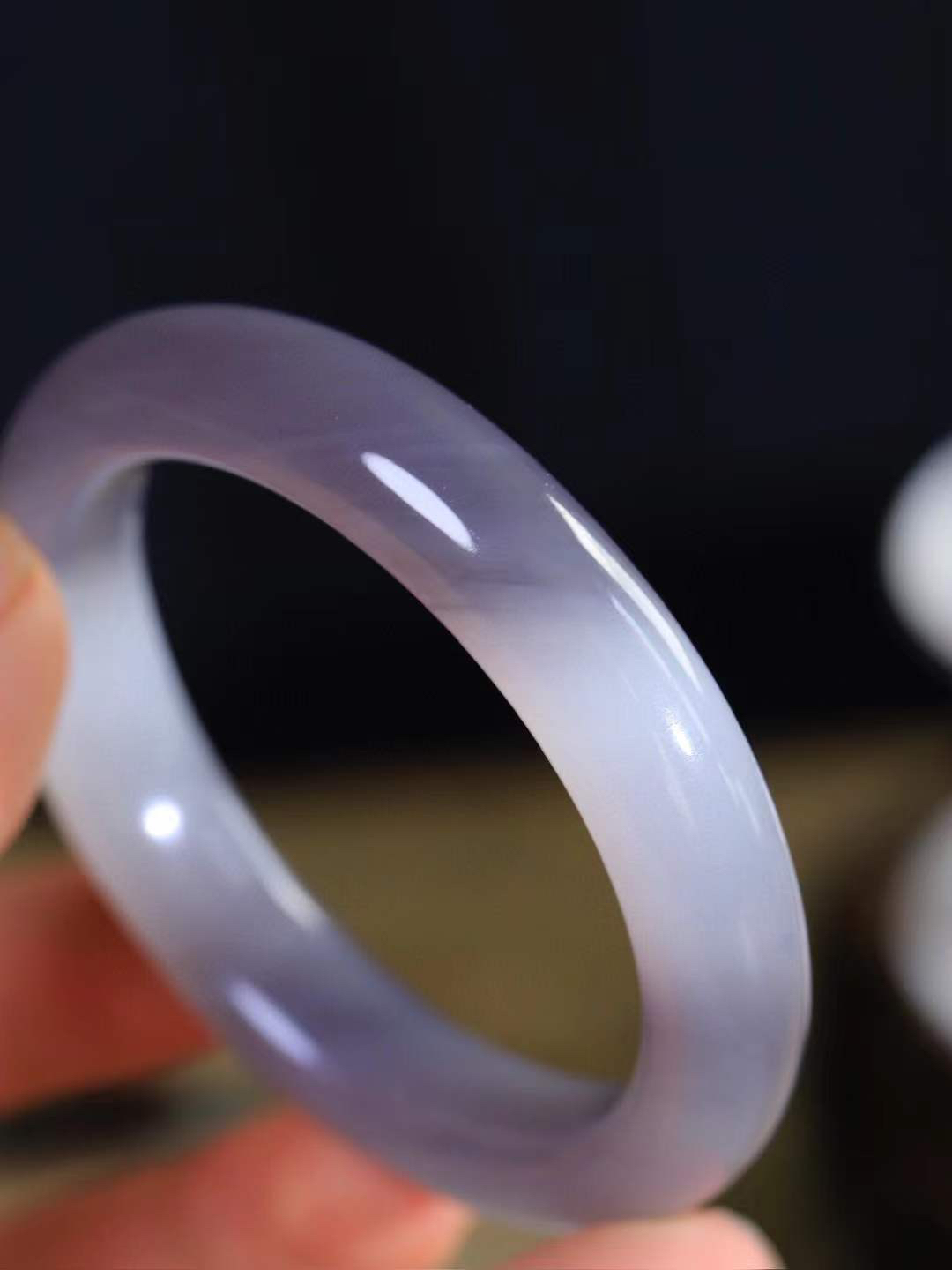 （温柔雅致.手镯）

精品️和田玉烟紫白玉双色手镯。镯型饱满，温润细腻，脂润沁香。️执一卷书，沏一盏茶，着一袭裙，戴一只镯。淡淡浅笺，素心若兰，静赏玉中诗画。悠悠岁月，芊手轻摘，盛满诗样芳华。重53.5克   尺寸53.5-12-9.5mm    FDL-6640500