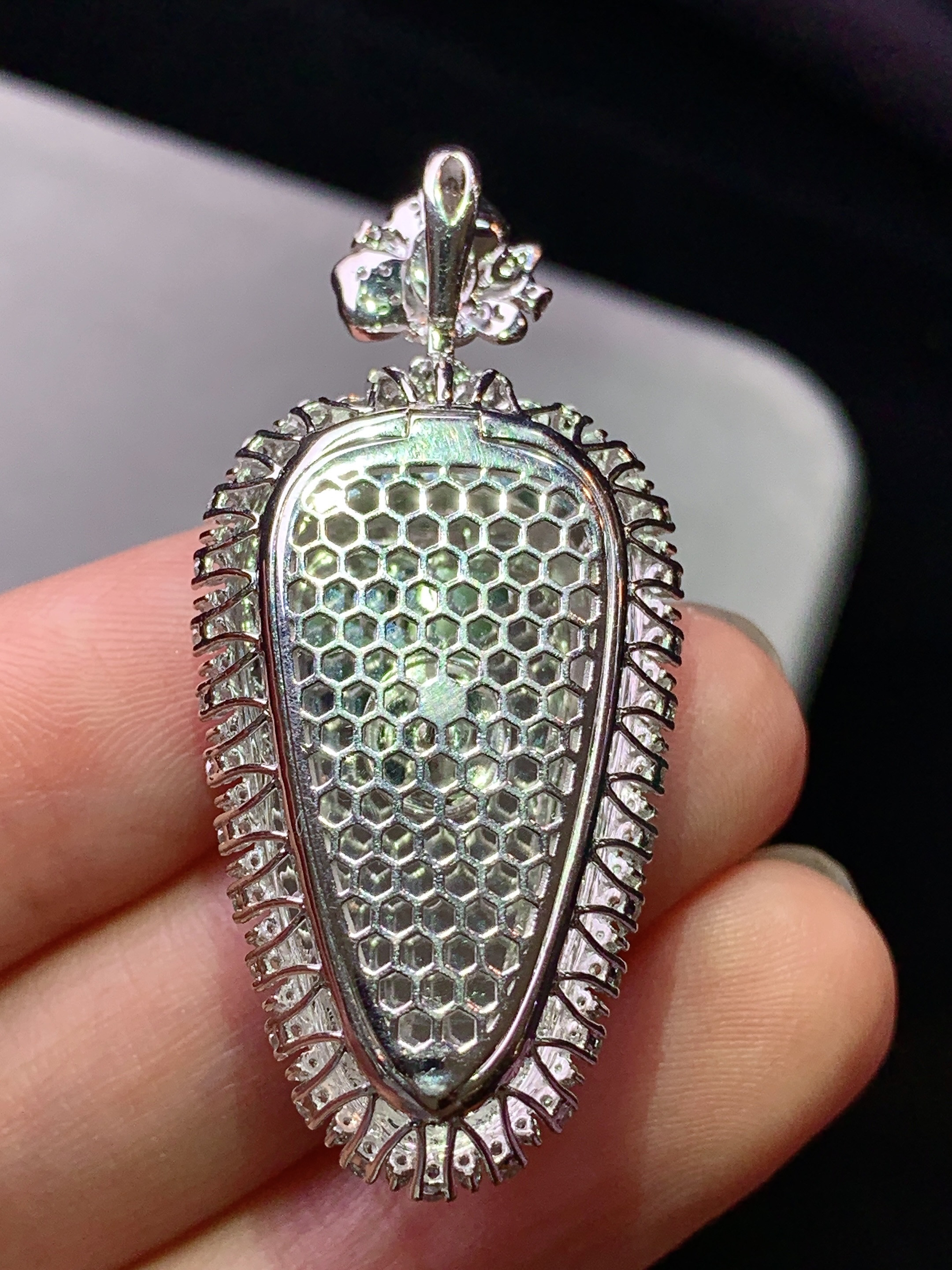 18k金钻镶嵌黄翡树叶吊坠 玉质细腻 色泽艳丽清新 水润亮眼 整体尺寸44*20*11a1