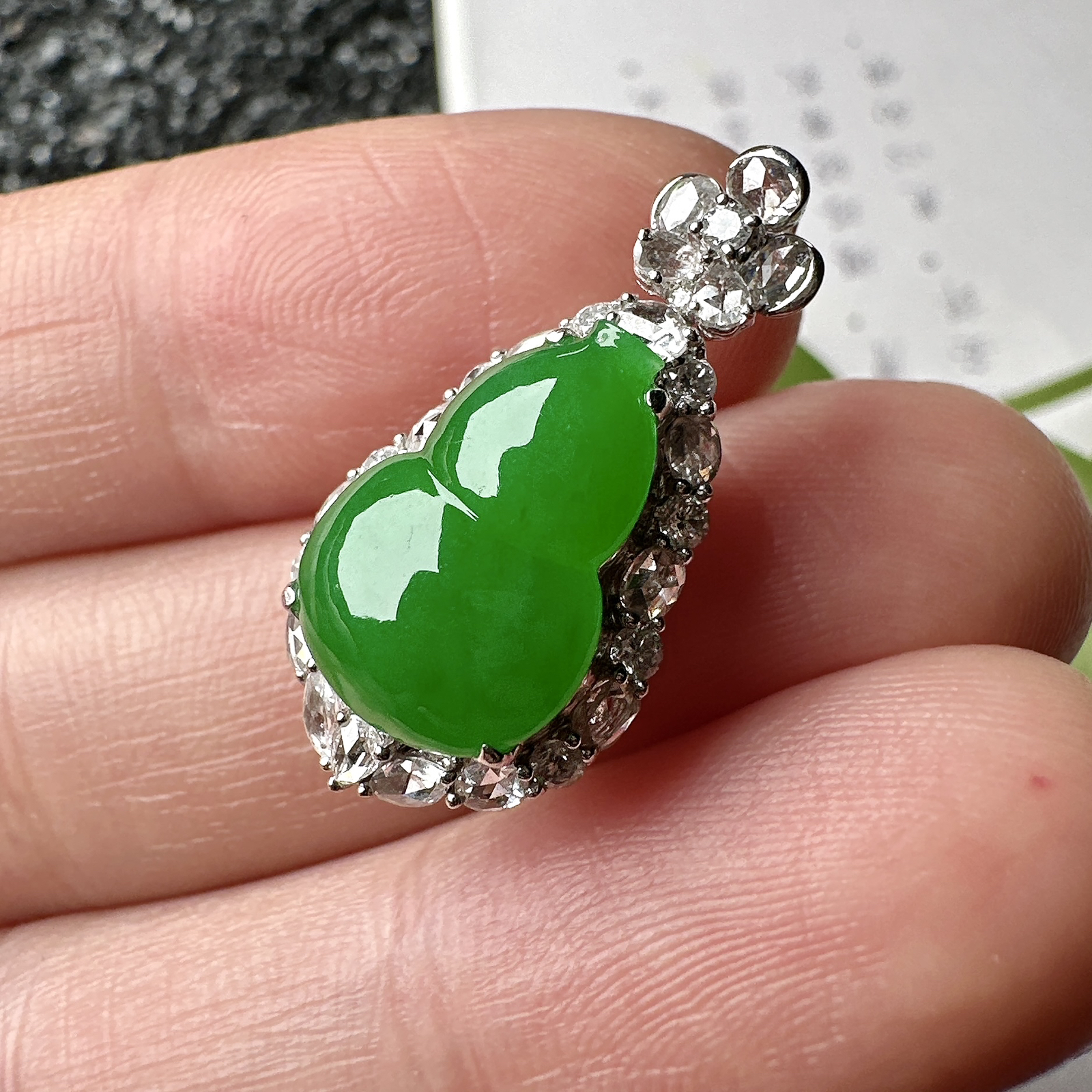 【冰种满绿葫芦吊坠】质地细腻，冰润起光，胶感强烈，冰感明显，18K金钻精美镶嵌，裸石尺寸14.4*9.9*3.4毫米