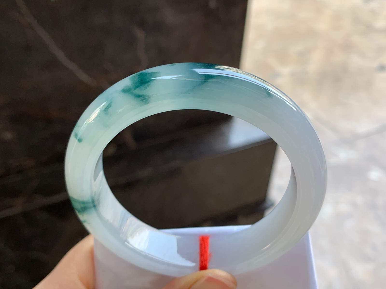 56.5-14-9.2

蓝花手镯^_^玉质温润 细腻