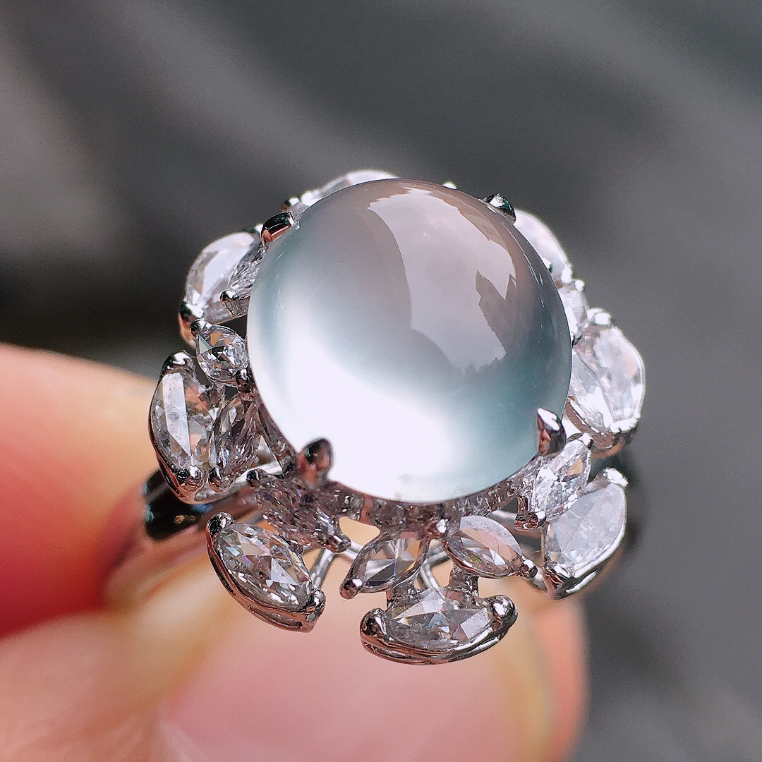 玻璃种蛋面戒指，玉质细腻，荧光感超
强，饱满圆润，尽显优雅气质，18k
金豪华镶嵌