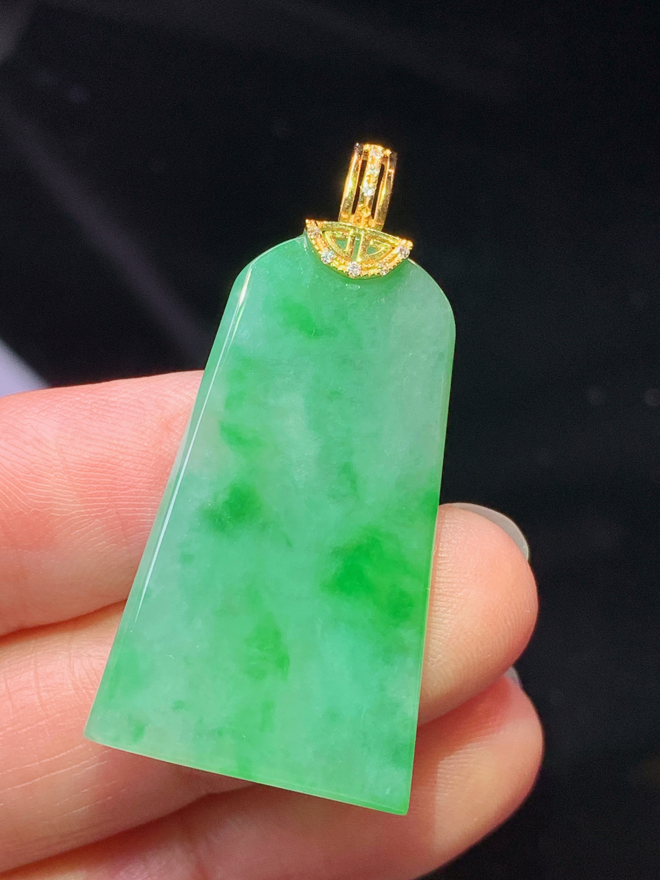 18k金钻镶嵌翠绿无事牌吊坠 玉质细腻 色泽艳丽清新 水润亮眼 整体尺寸38.8*19*3.5b1