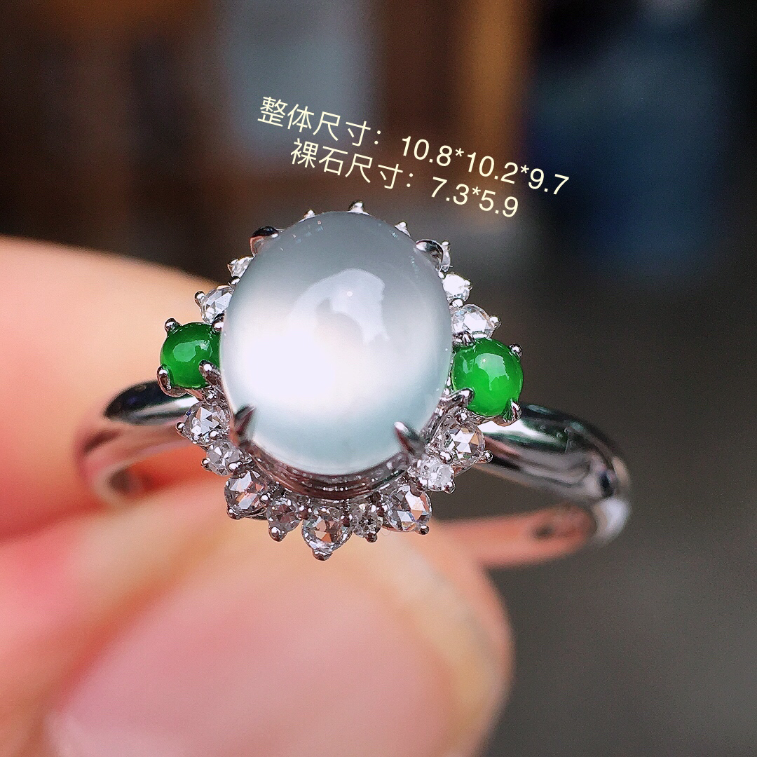 冰种蛋面戒指，玉质细腻，荧光感超
强，饱满圆润，尽显优雅气质，18k
金豪华镶嵌