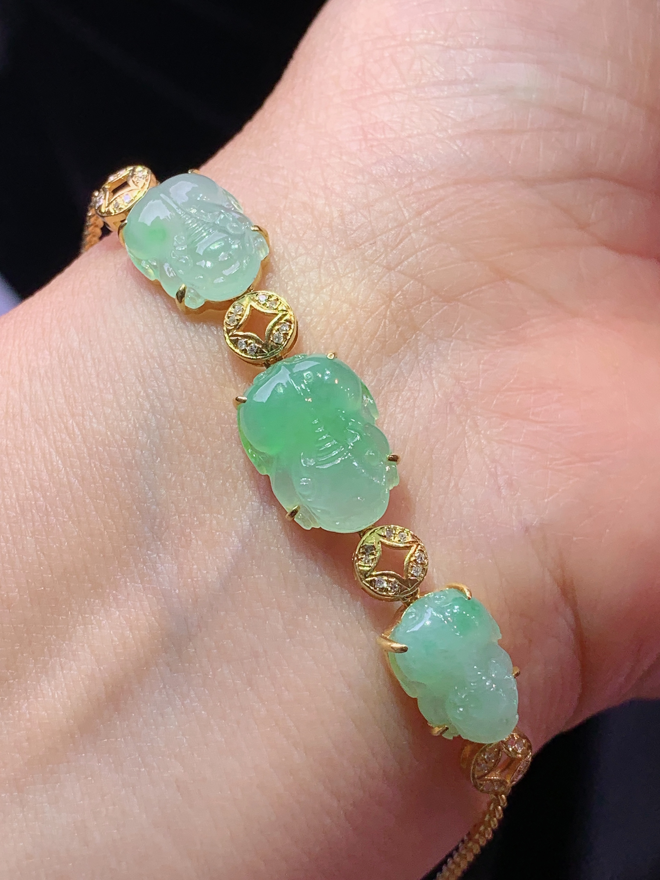 18k金钻镶嵌飘绿貔貅手链 玉质细腻 色泽艳丽清新 水润亮眼 整体尺寸180*10*5.2f3