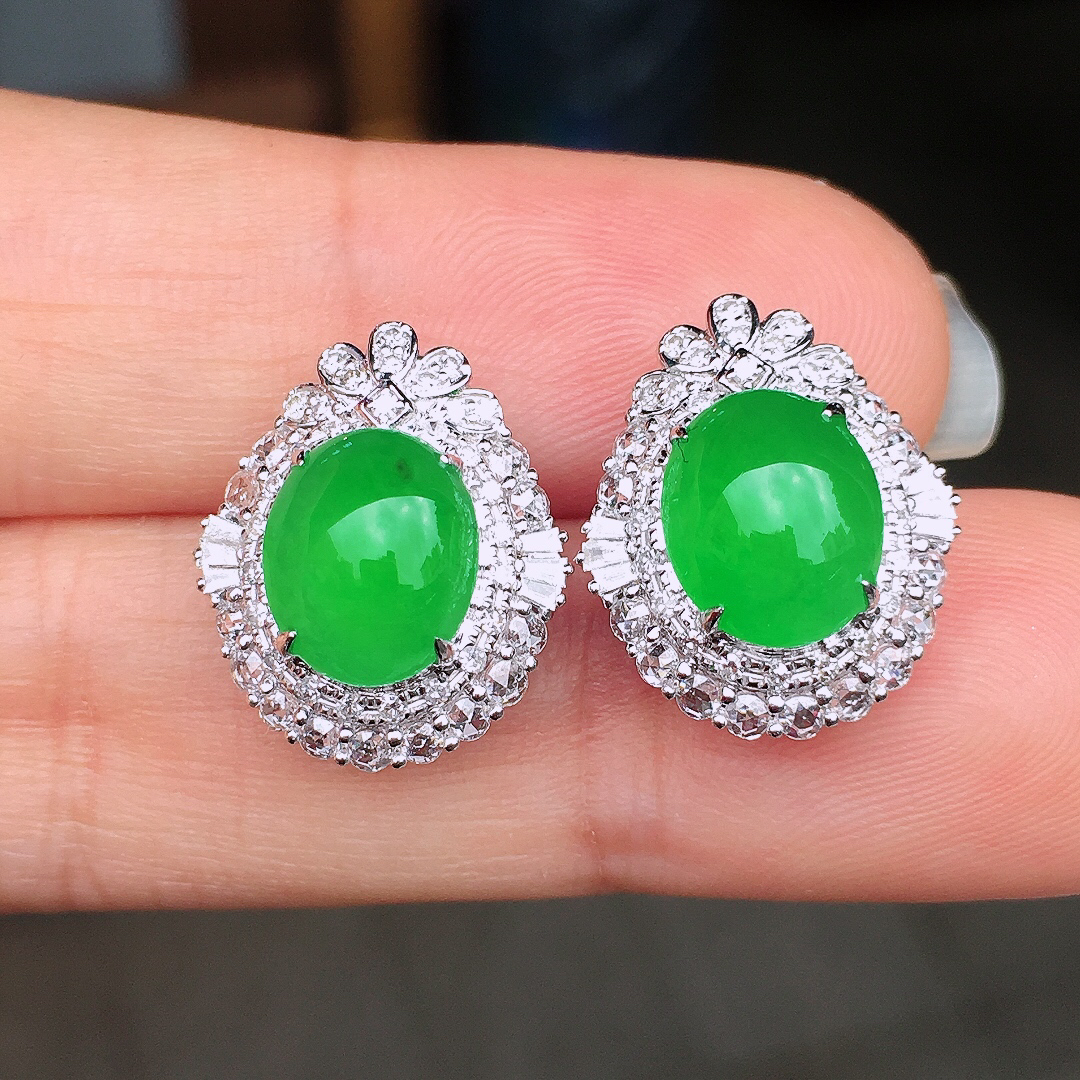 阳绿蛋面耳钉，色泽均匀艳丽，玉质细腻，荧光感超
强，饱满圆润，尽显优雅气质，18k
金豪华镶嵌