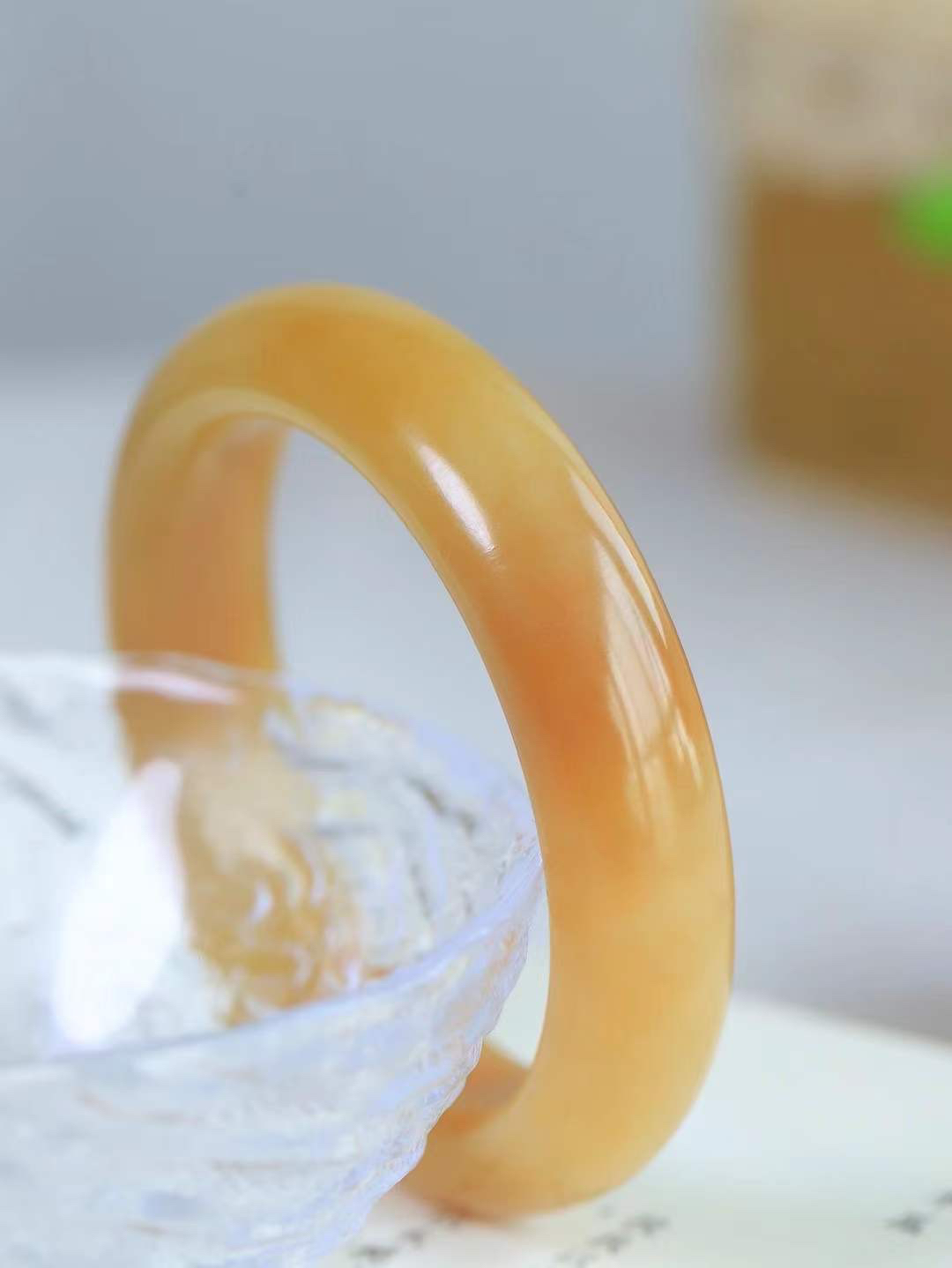 【情有独钟.手镯】

精品和田玉糖玉手镯 玉质温润细腻 油性十足 手感舒适，高华雅逸，线条流畅，简约大气，美自天成，素雅高贵。佩戴于腕间，婉约之美，举手投足间透出那低调奢华。重59.2克 内径53mm 尺寸14.2-9mm   FDT-7940395