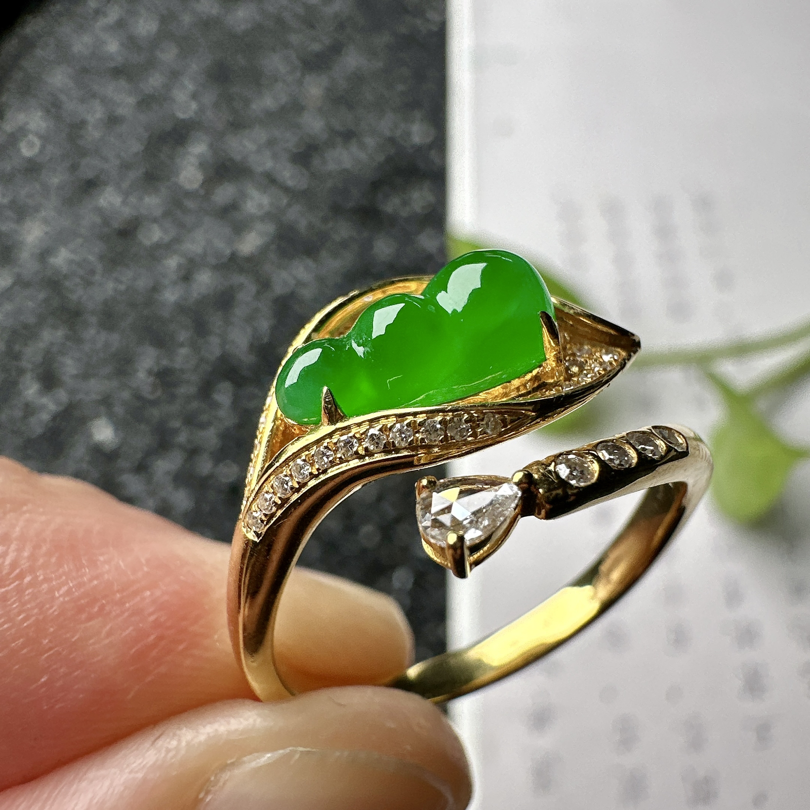 【冰种满绿福豆戒指】质地均匀细腻，冰润起光，胶感强烈，颜色娇艳，18K金钻精美镶嵌，裸石尺寸10.1*5*4毫米