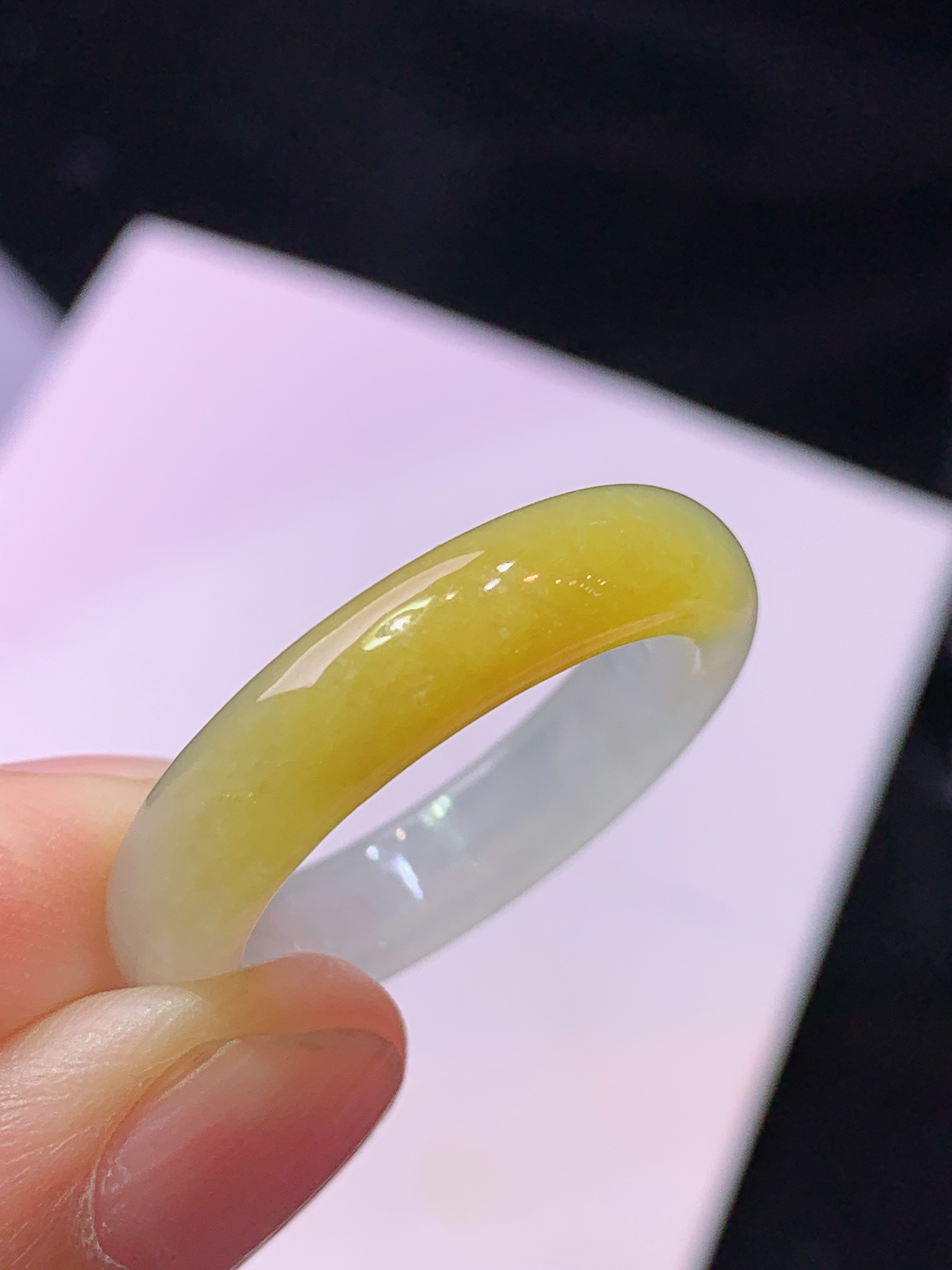 飘黄翡指环 玉质细腻 色泽艳丽清新 水润亮眼 圈口18 整体尺寸25.8*5.2*3.8w1