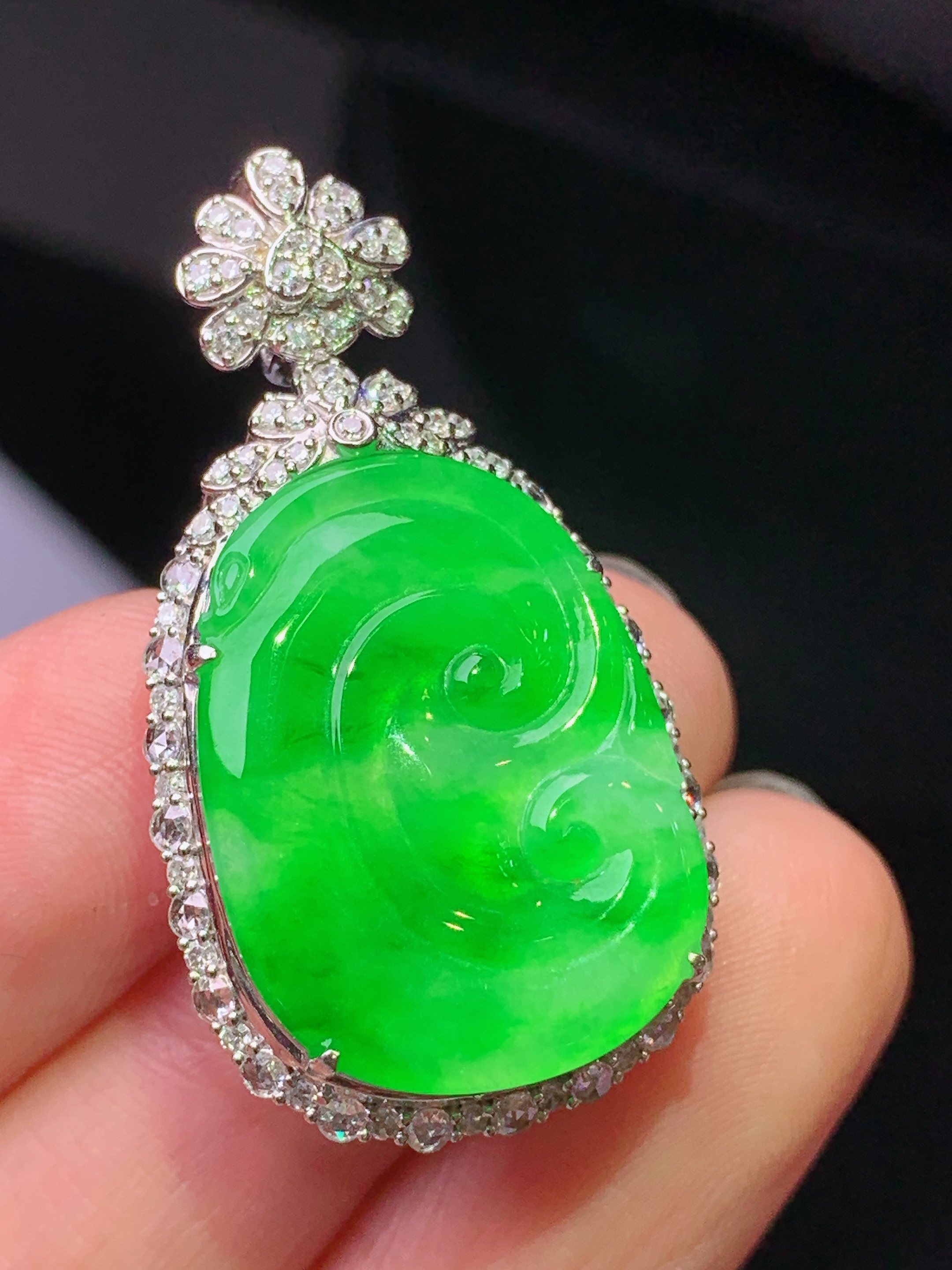 18k金钻镶嵌翠绿如意吊坠 玉质细腻 色泽艳丽清新 水润亮眼 整体尺寸35.7*19.3*8.8g2