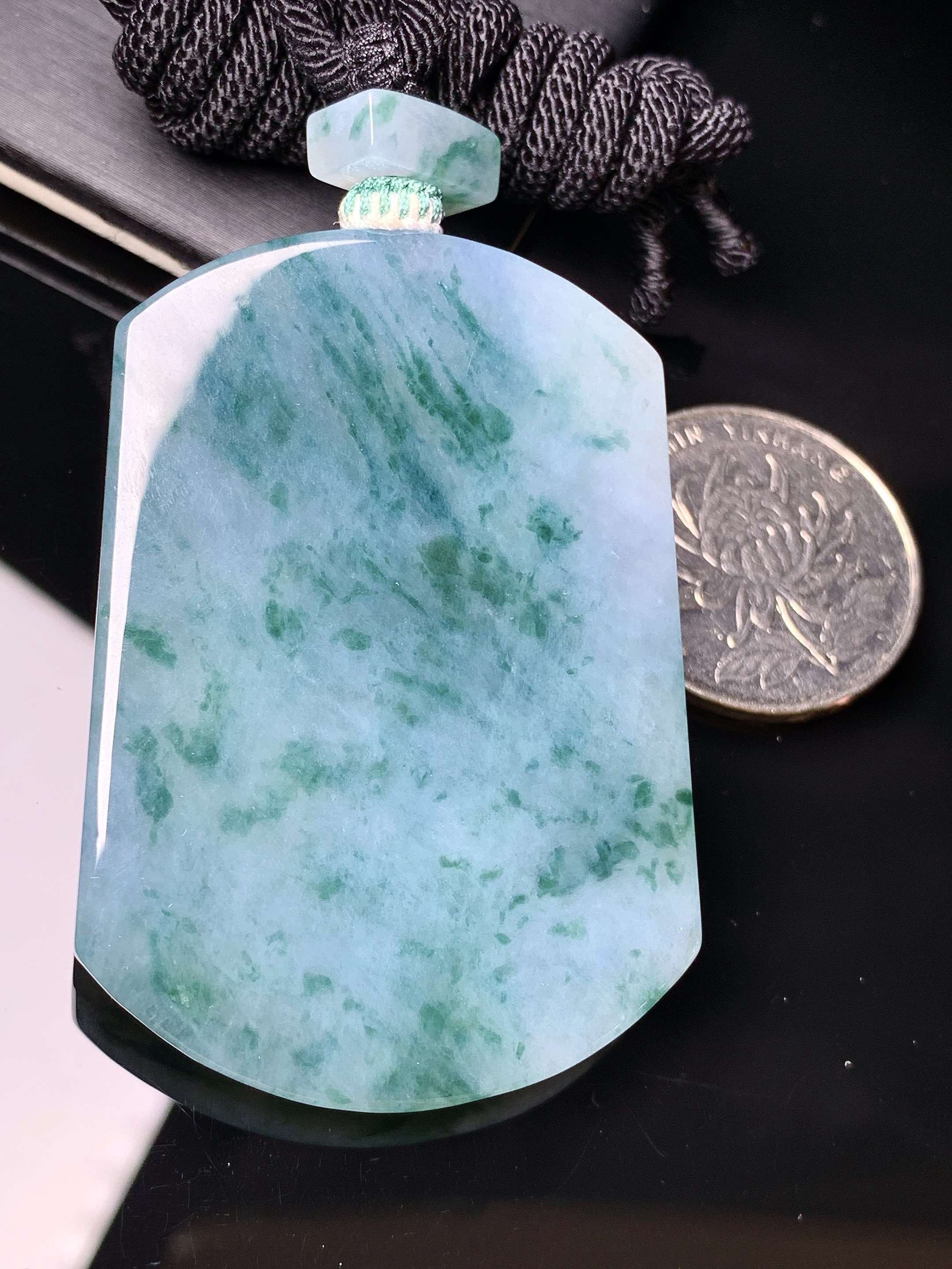 飘绿无事牌吊坠 玉质细腻 色泽艳丽清新 水润亮眼 整体尺寸53.5*37.5*6a5