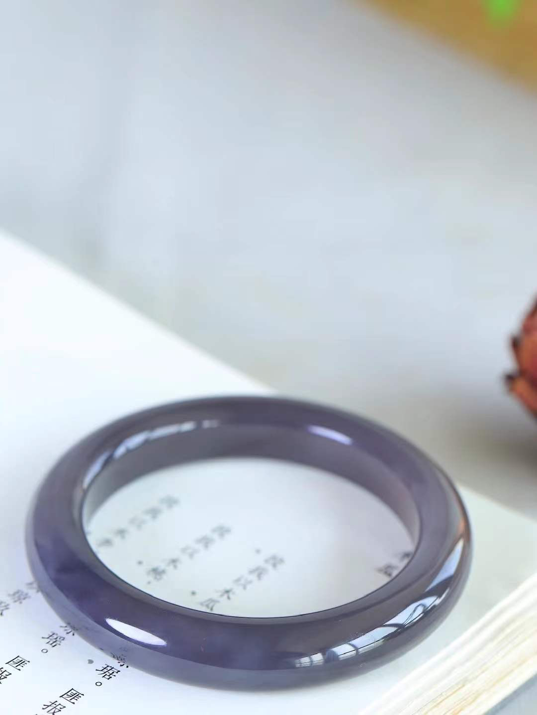 （柔情素语.手镯）

精品和田玉烟紫手镯，玉质细腻，手感温润，光泽柔和，寓意高贵、华丽、祥瑞、喜庆