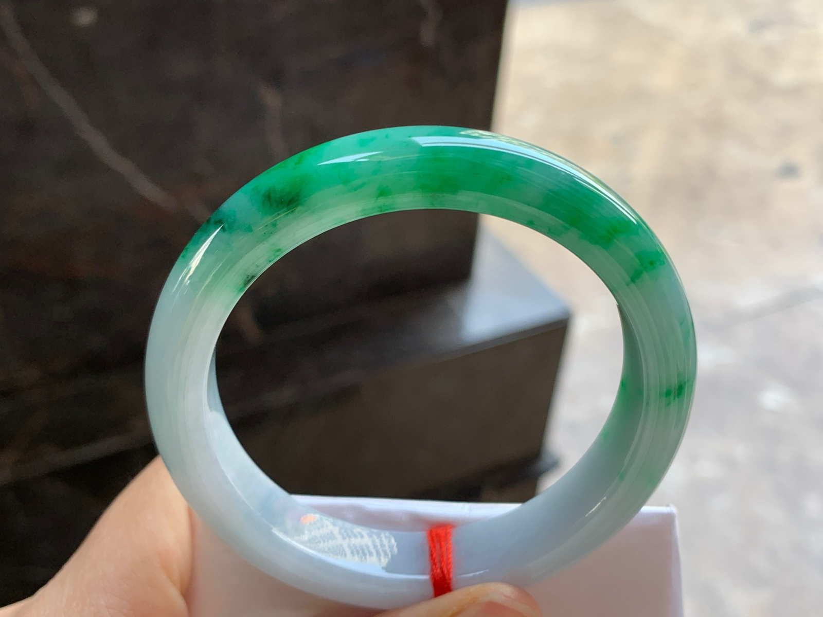 54.5-11.8-8.2

辣绿色手镯^_^颜色鲜艳 玉质温润