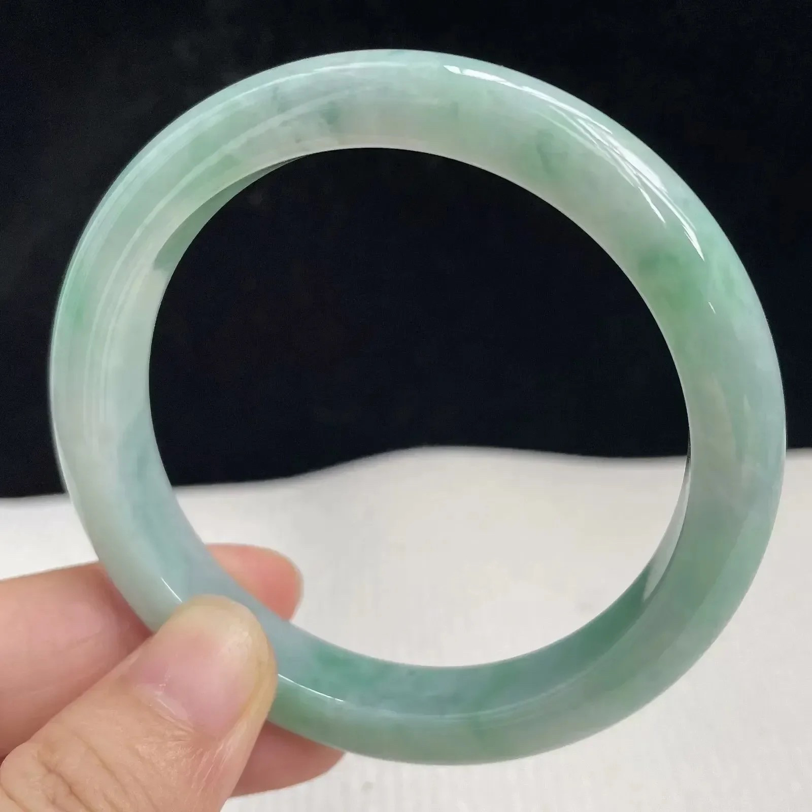 55圈口自然光拍摄天然翡翠A货飘绿好种水正圈手镯 43克