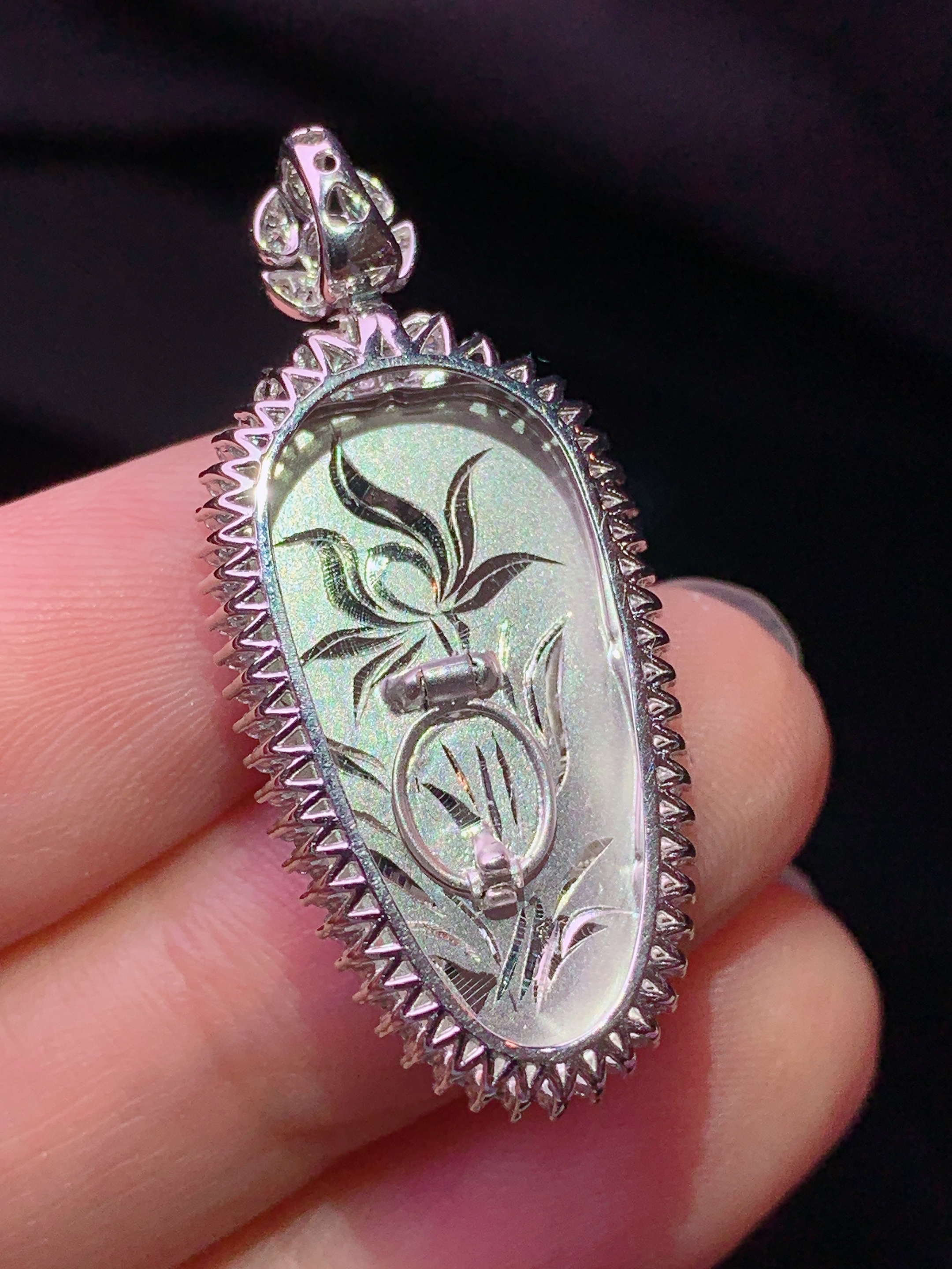 18k金钻镶嵌翠绿树叶吊坠 玉质细腻 色泽艳丽清新 水润亮眼 整体尺寸34.6*15.5*6m2