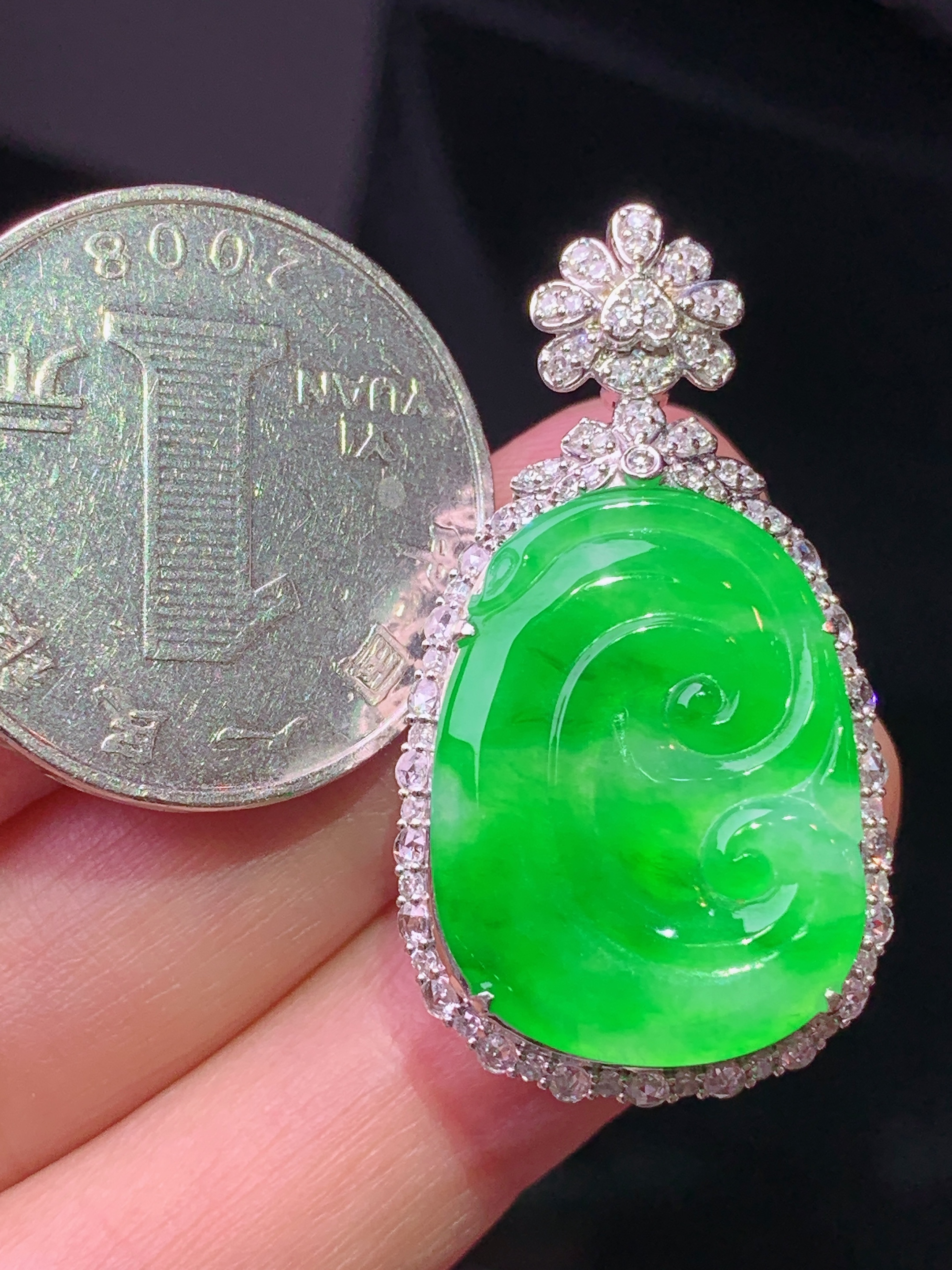 18k金钻镶嵌翠绿如意吊坠 玉质细腻 色泽艳丽清新 水润亮眼 整体尺寸35.7*19.3*8.8g2