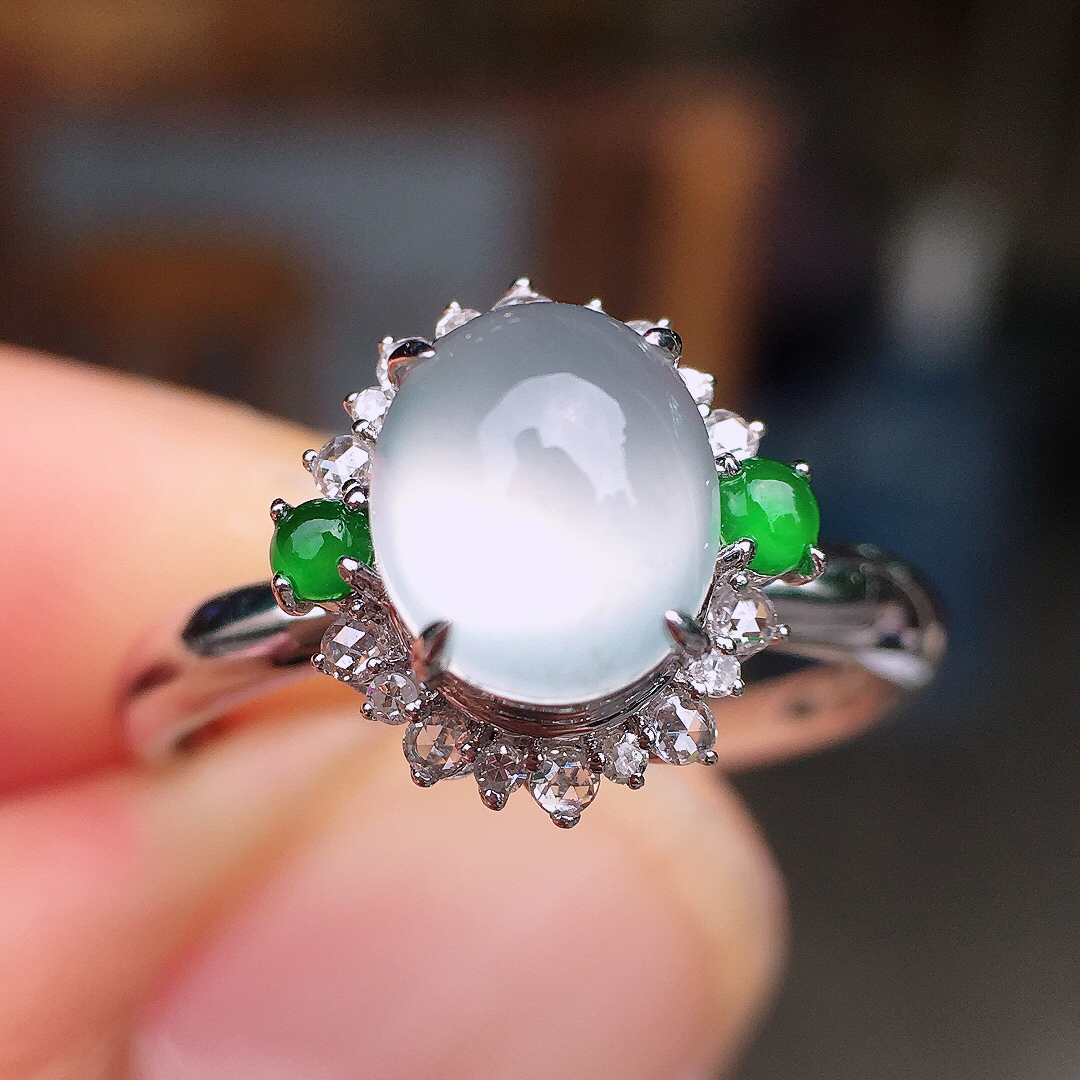 冰种蛋面戒指，玉质细腻，荧光感超
强，饱满圆润，尽显优雅气质，18k
金豪华镶嵌