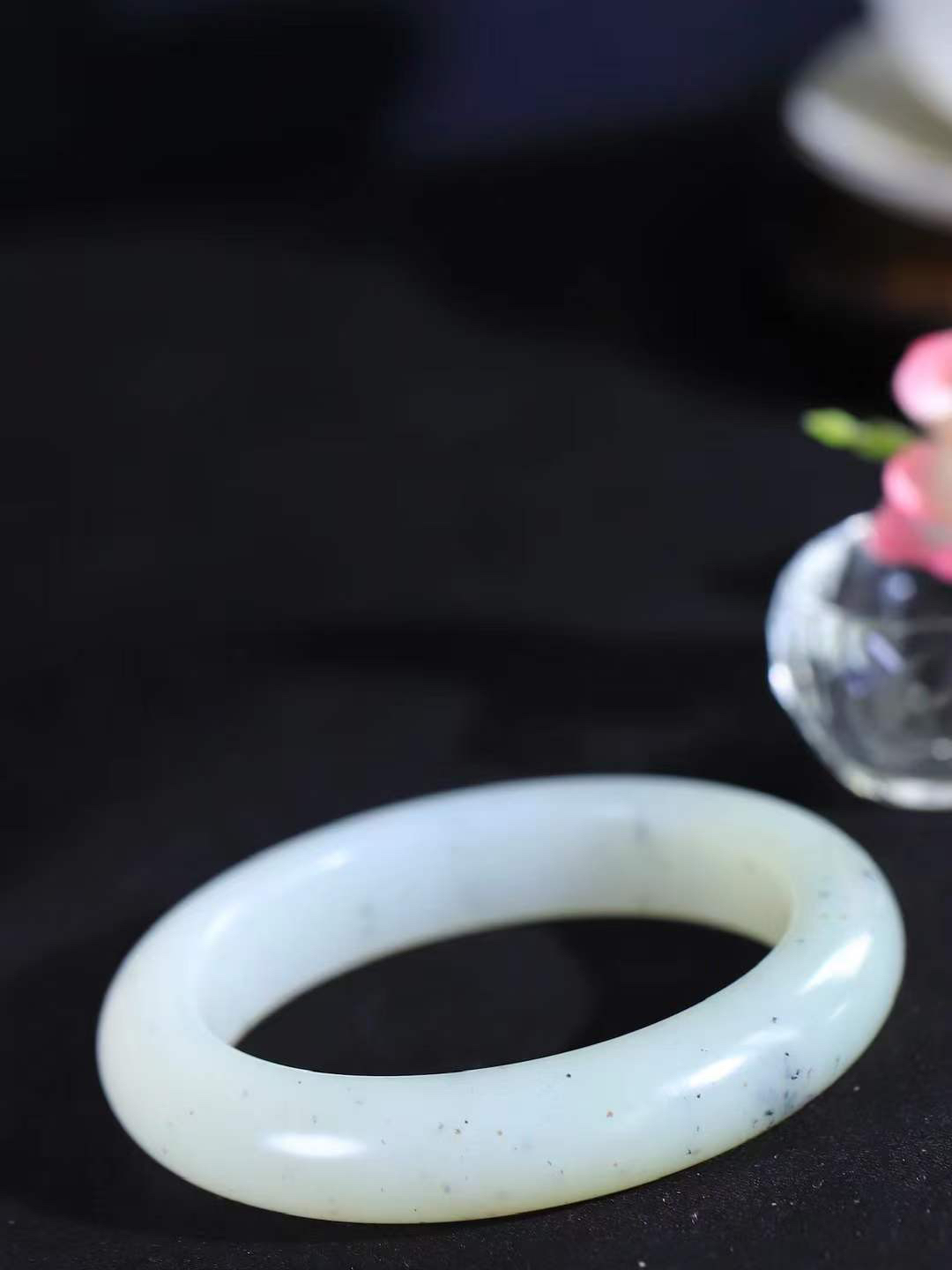 【婉约佳人.手镯】

精品️和田玉手镯 玉质温润细腻 油性十足 手感舒适，高华雅逸，线条流畅，简约大气，美自天成，素雅高贵。佩戴于腕间，婉约之美，举手投足间透出那份低调奢华。重71克 内径56.5mm  尺寸13.6-10.3mm   FDT-7845333