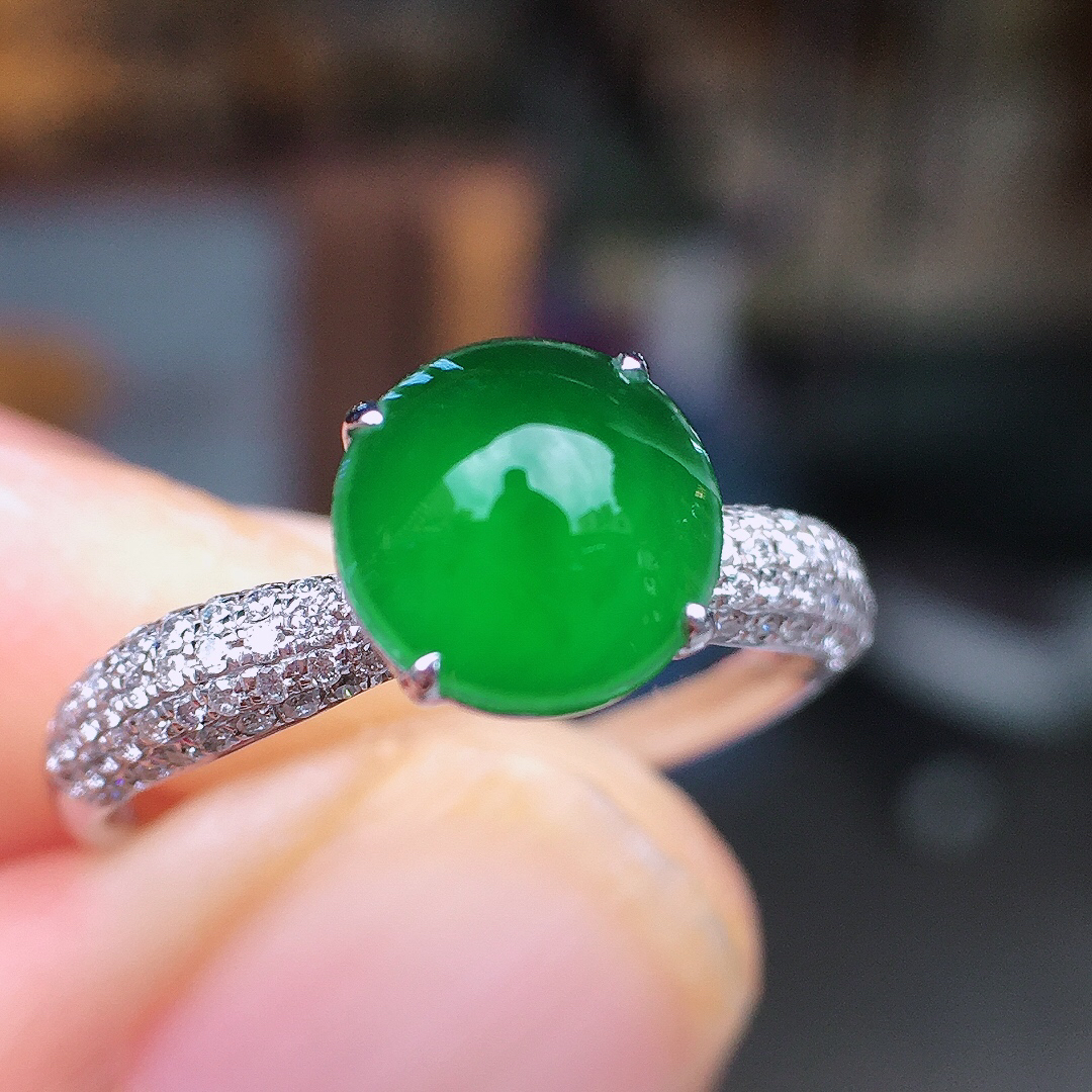 阳绿蛋面戒指，色泽均匀艳丽，玉质细腻，荧光感超
强，饱满圆润，尽显优雅气质，18k
金豪华镶嵌