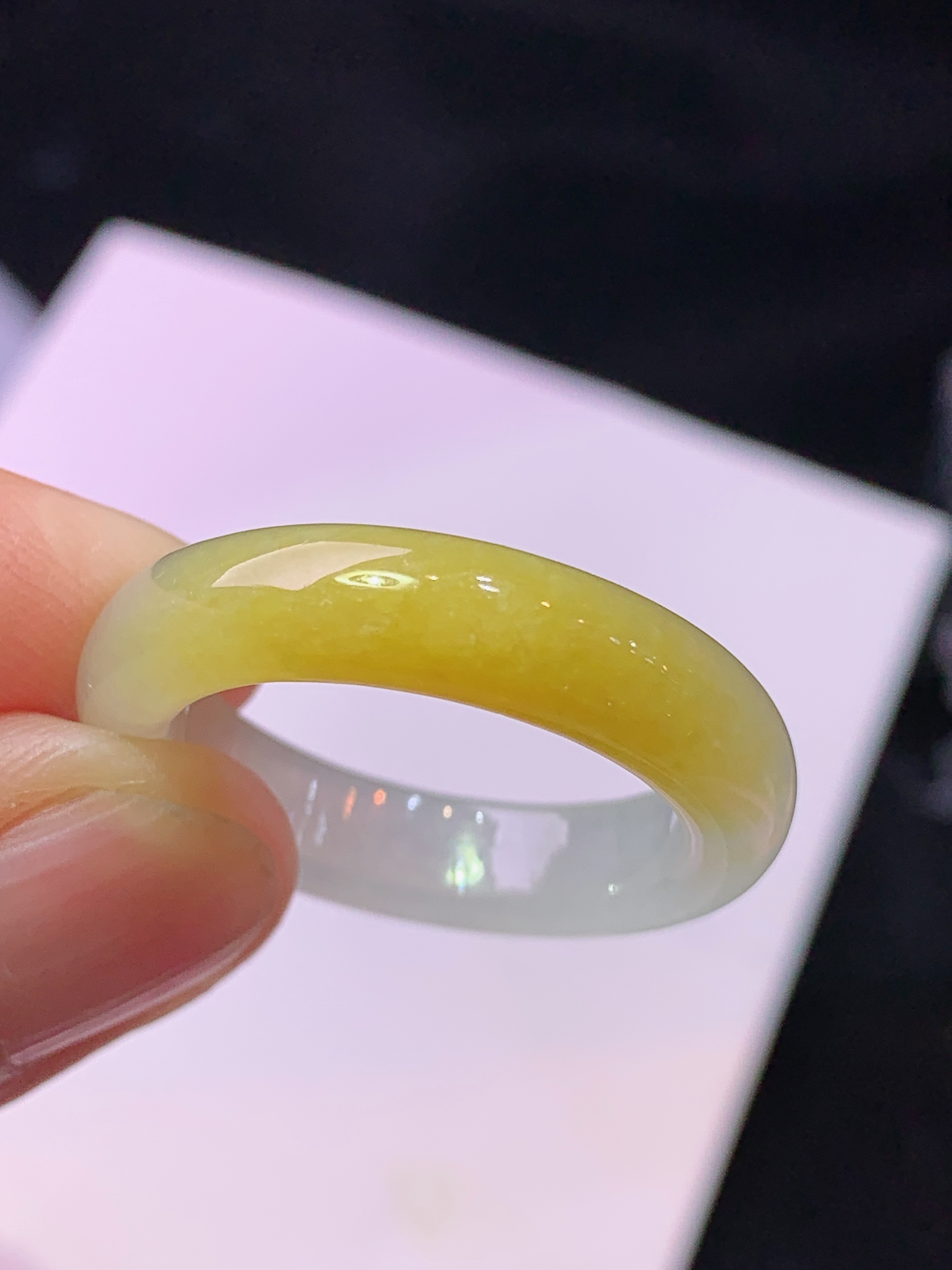 飘黄翡指环 玉质细腻 色泽艳丽清新 水润亮眼 圈口18 整体尺寸25.8*5.2*3.8w1