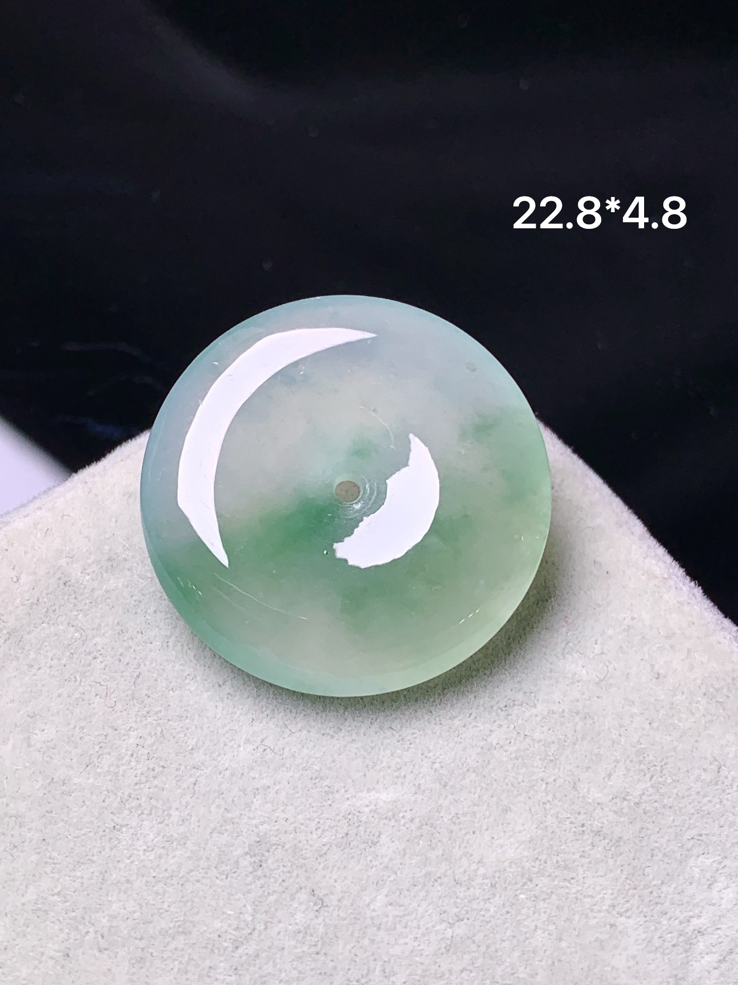 冰种飘绿平安扣吊坠 玉质细腻 色泽艳丽清新 水润亮眼 整体尺寸22.8*4.8a2