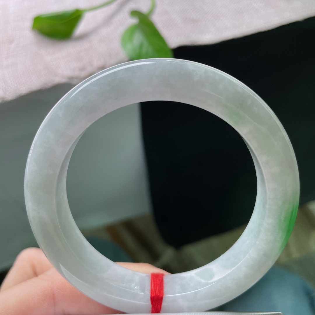 56/11.9/9.8，白底青正圈，似青山映雪，又若春芽破白，清润不艳俗。一点皮纹，ss49809a