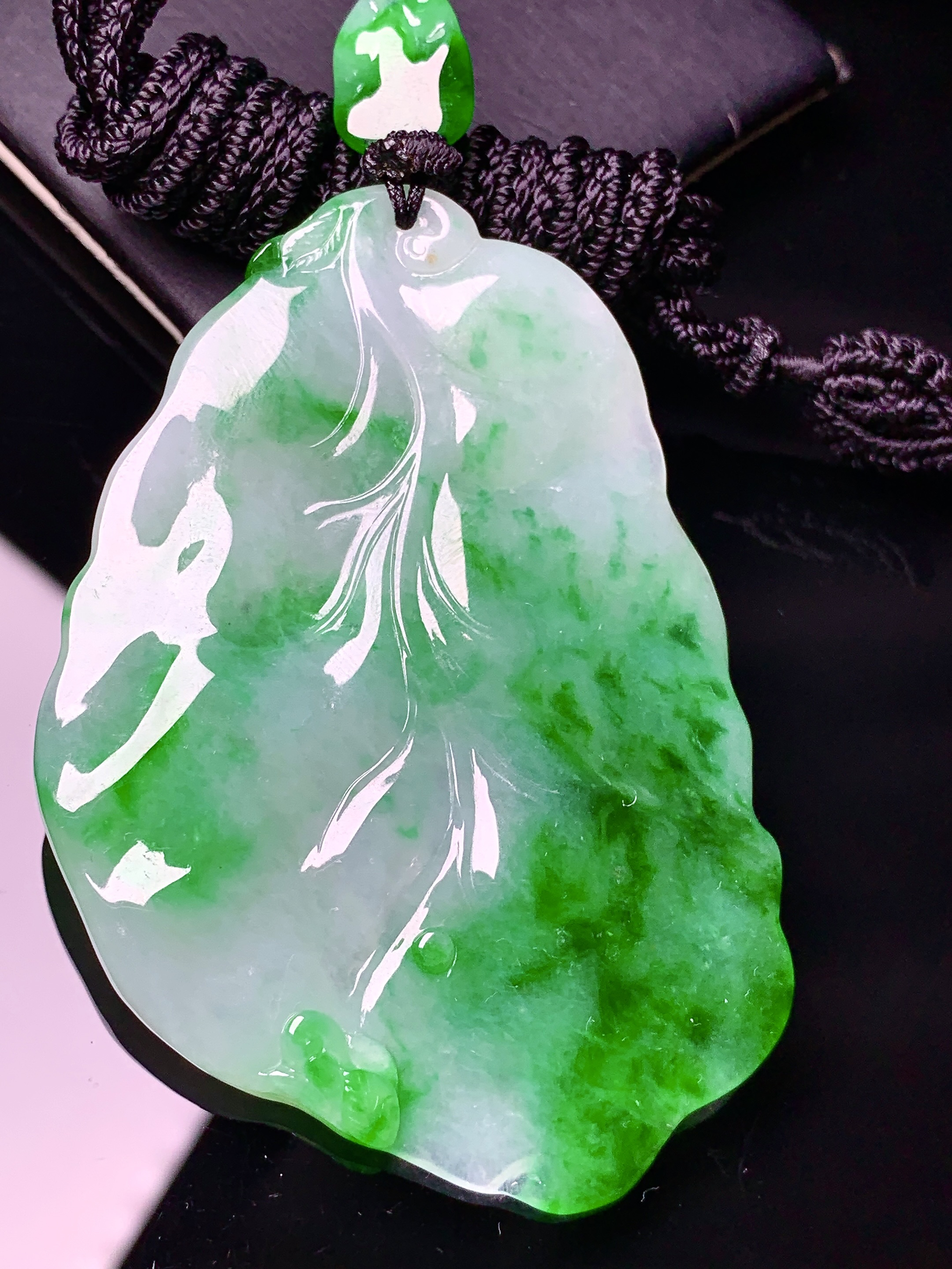 飘绿观音菩萨吊坠 玉质细腻 色泽艳丽清新 水润亮眼 整体尺寸65.7*45.2*8.8w1