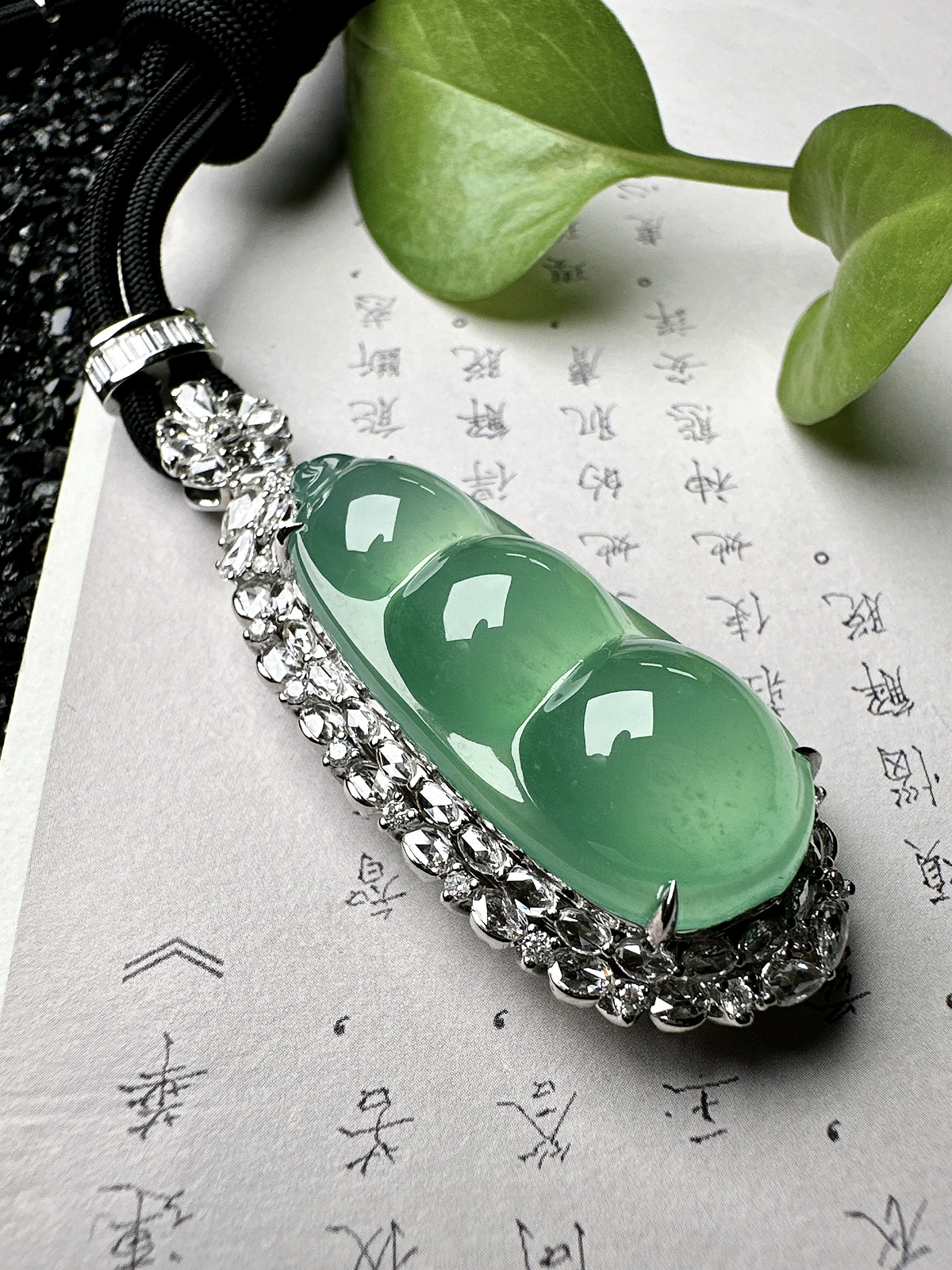 【冰种晴绿福豆吊坠】种地上乘，冰感十足，通透起光，饱满圆润，收藏品质，18k金钻镶嵌，裸石尺寸34.4*14.4*8.6毫米
