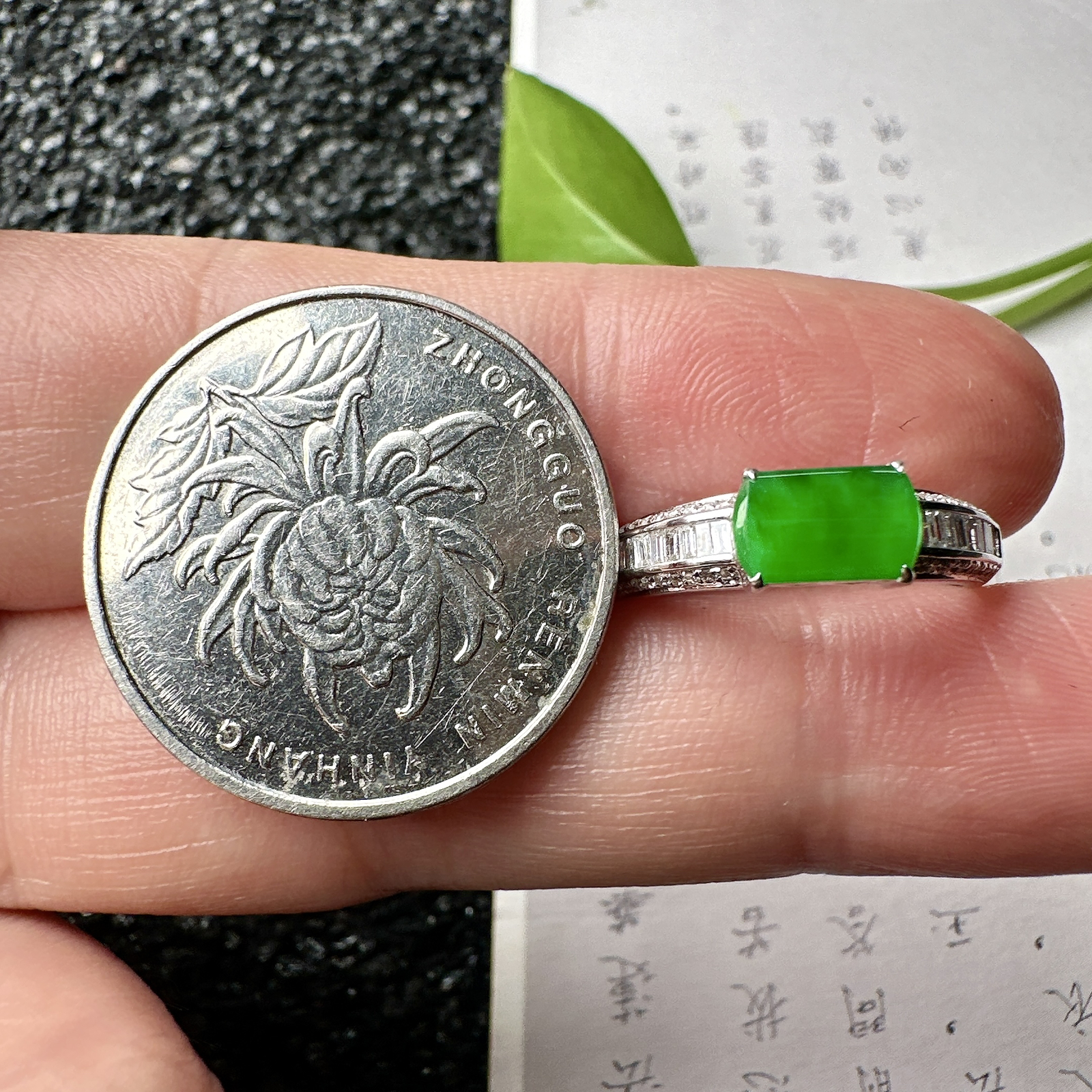 【冰种满绿马鞍戒指】种水色俱全，冰透闪亮，通透感饱满度很好，18k金钻镶嵌，裸石尺寸7.5*4.6*2.5毫米