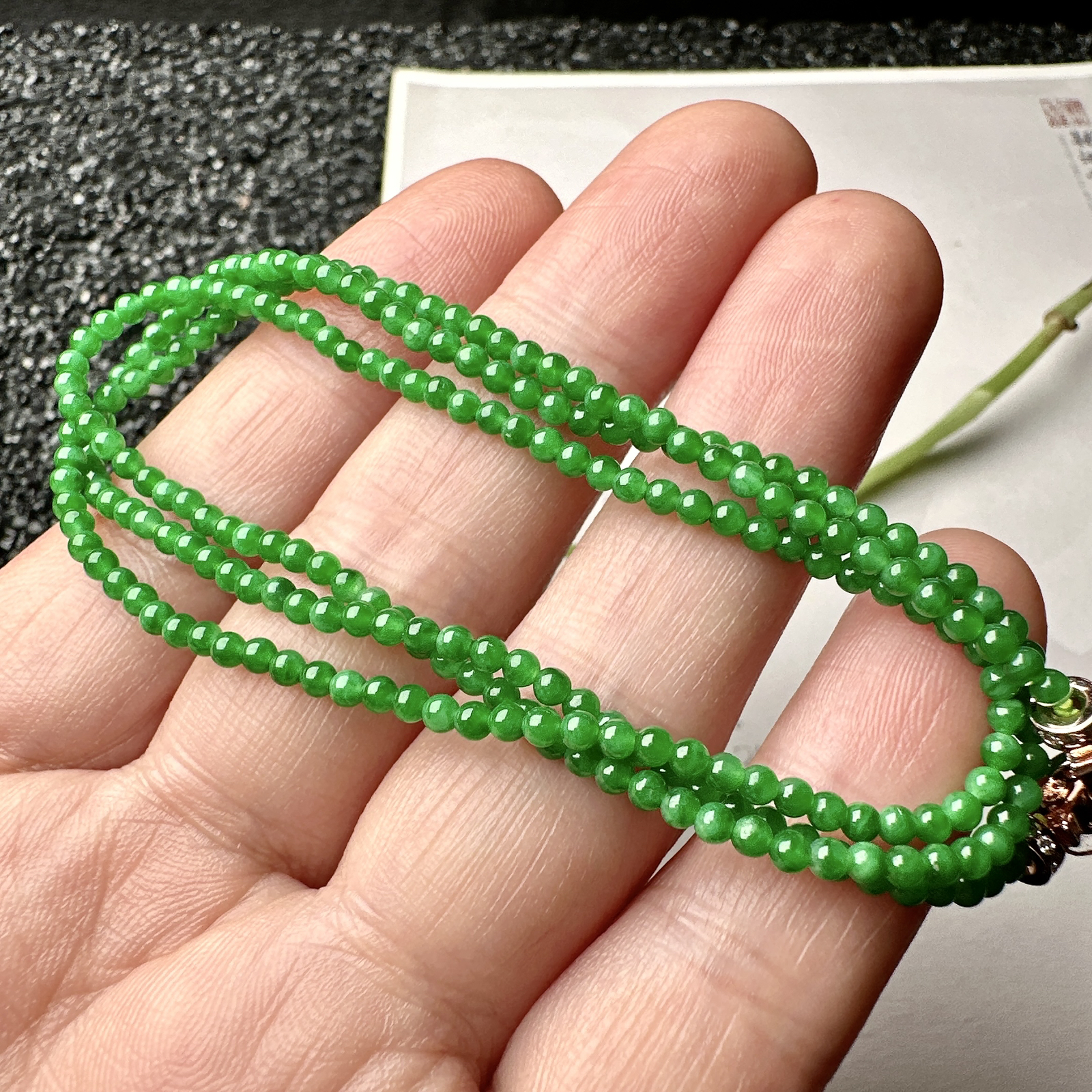 【冰种满绿小米珠手串】冰阳绿色泽，质地细腻，光感很好，色泽娇艳纯正。完整度很不错。