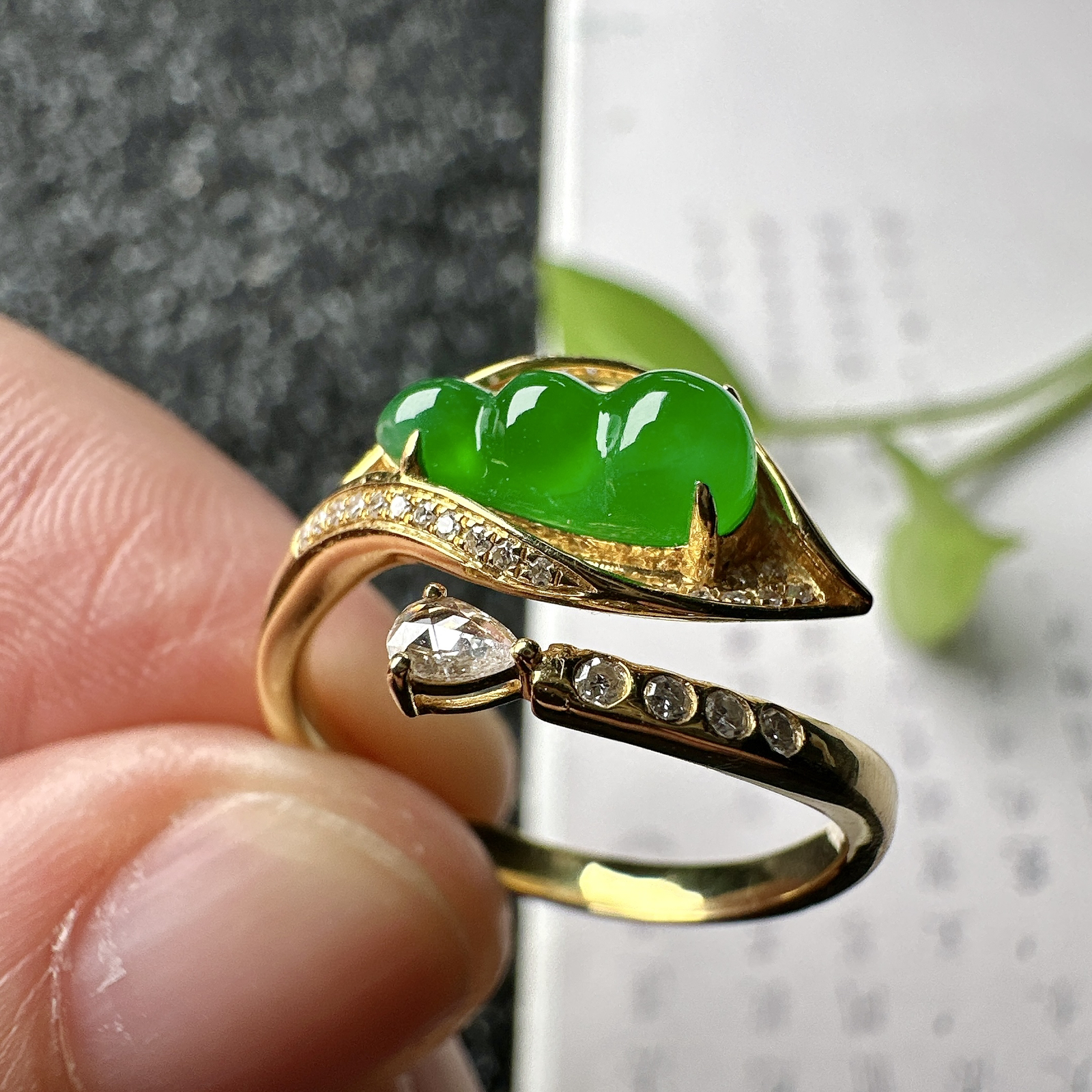 【冰种满绿福豆戒指】质地均匀细腻，冰润起光，胶感强烈，颜色娇艳，18K金钻精美镶嵌，裸石尺寸10.1*5*4毫米