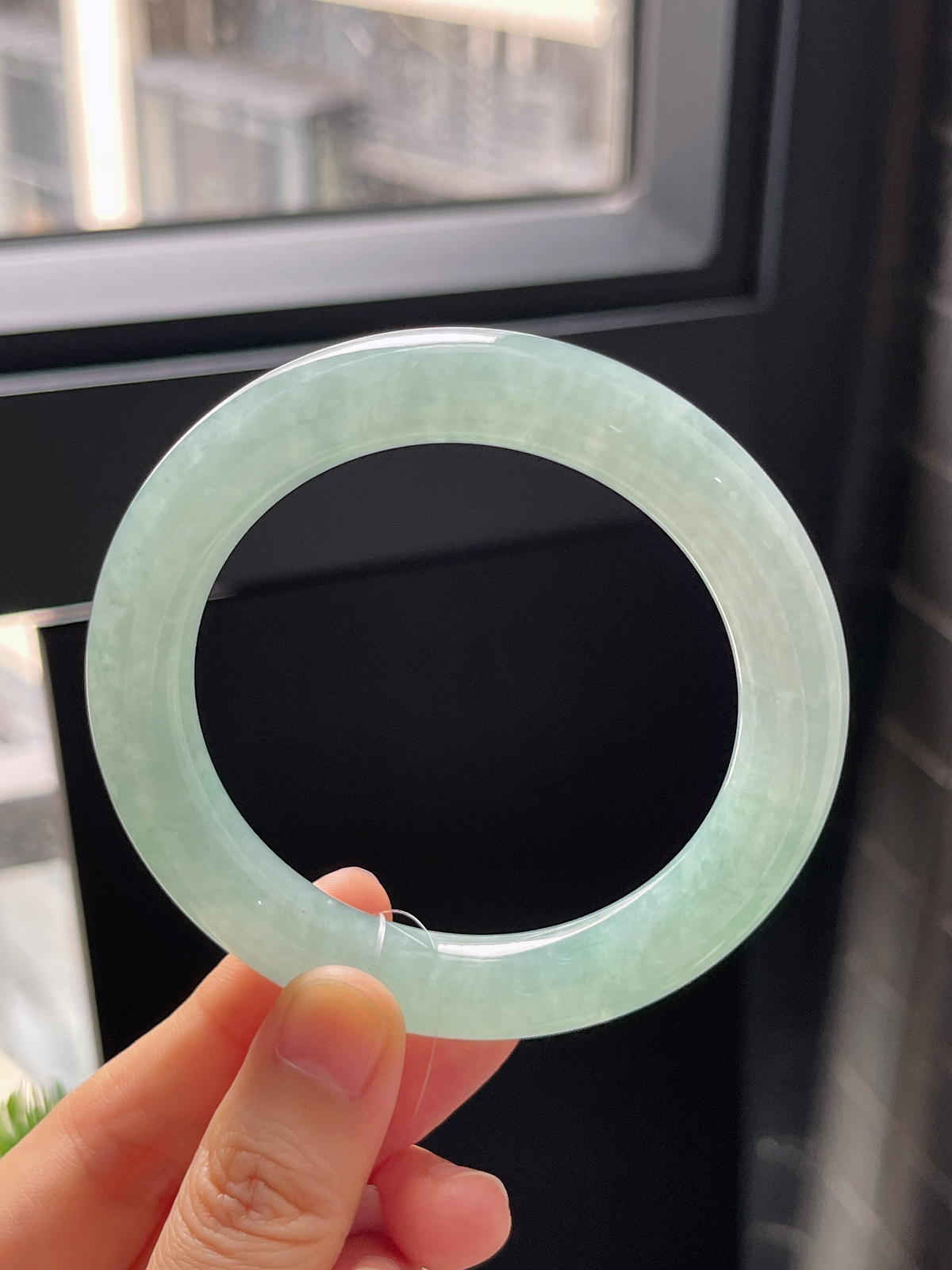 圆镯56.3圈口，翡翠冰糯种浅绿色手镯