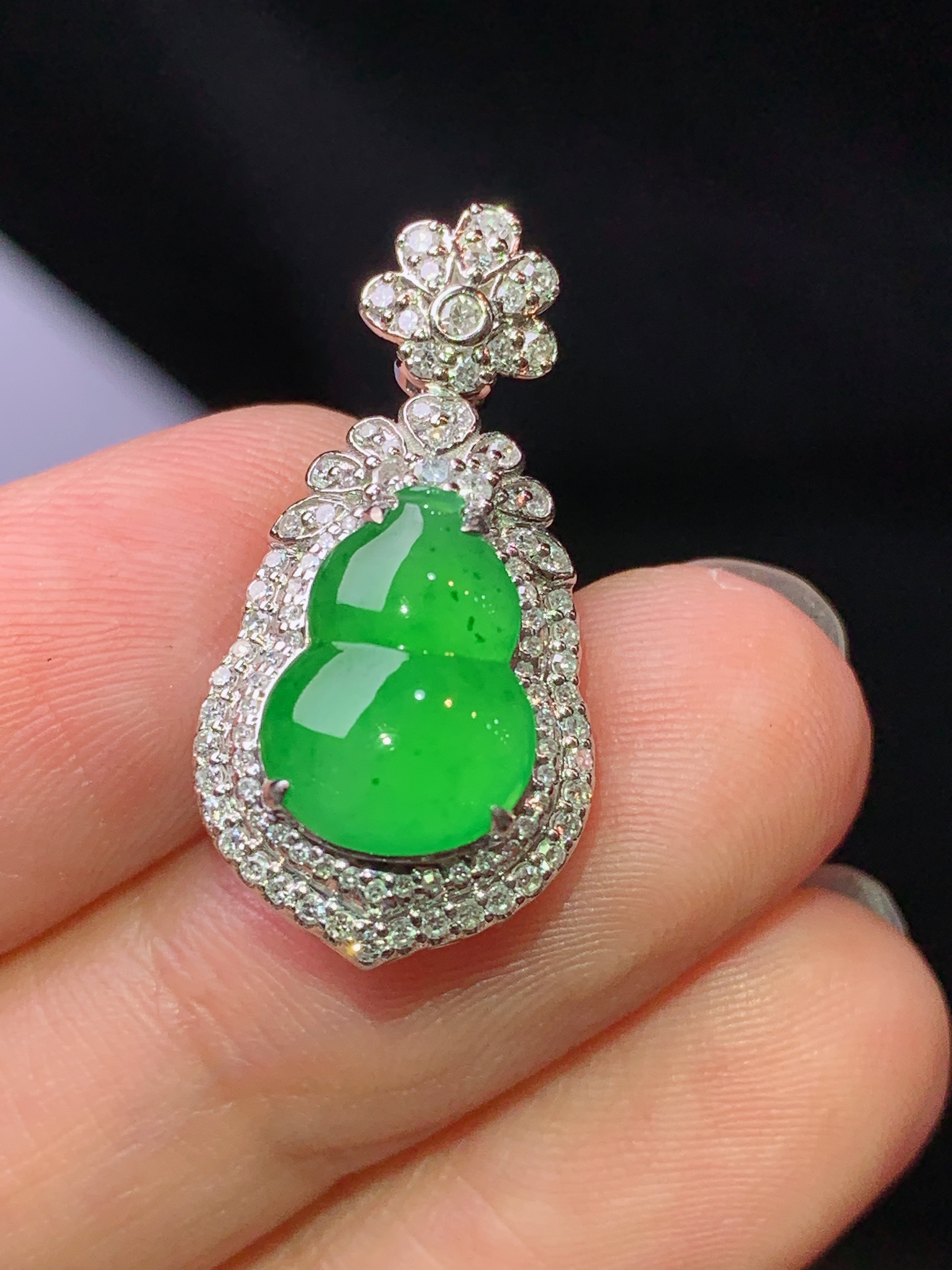 18k金钻镶嵌满绿葫芦吊坠 玉质细腻 色泽艳丽清新 水润亮眼 整体尺寸24.8*12.5*8h1