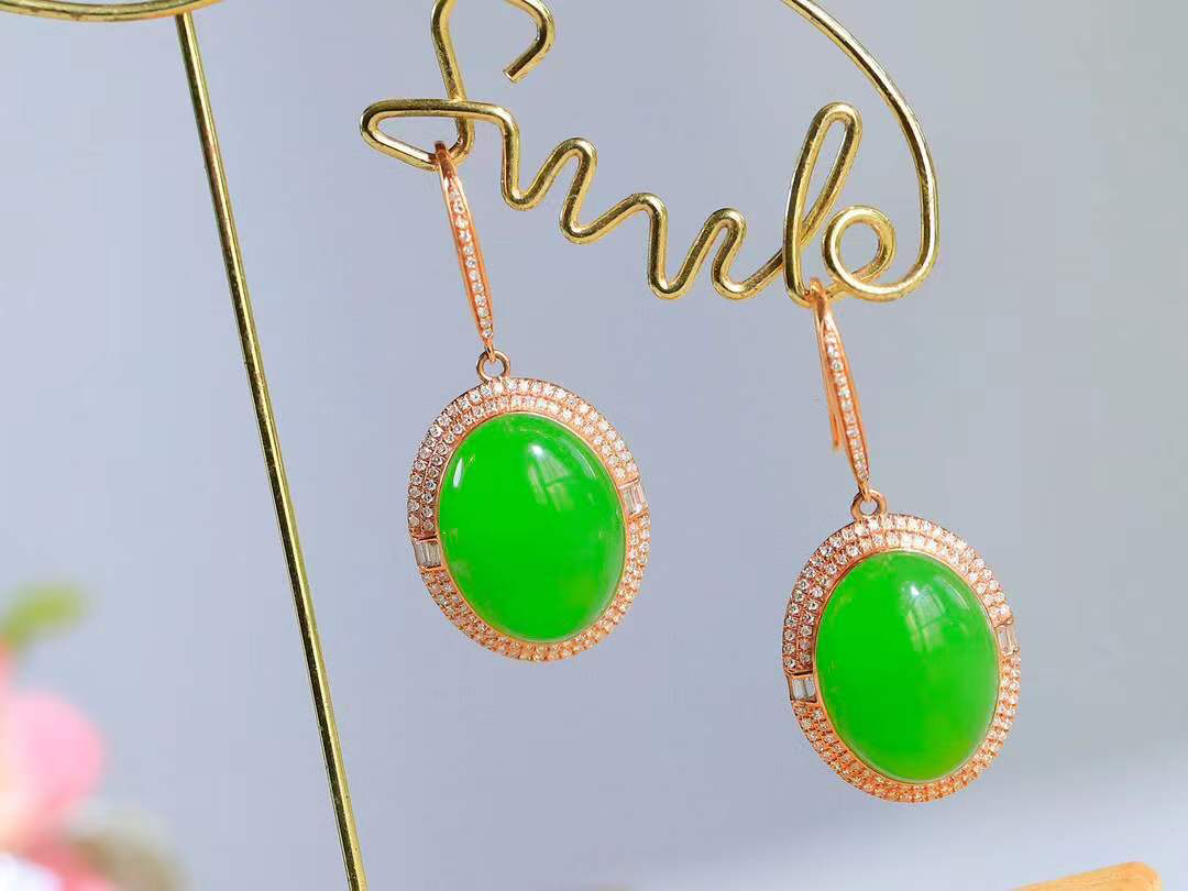 【金镶玉.耳坠】

精品和田玉碧玉镶嵌18k金.耳坠，金玉良缘 耳畔生辉，以和田温玉镌刻东方雅韵，金丝勾勒璀璨光华。金玉相嵌，寓意福泽绵长、情缘永固。佩戴间，既有玉的从容气度，又蕴金的尊贵风雅。耳畔摇曳生姿，点亮东方美学的含蓄与奢华。时光流转，唯爱恒久如金，初心温润似玉。总重6.7克 裸石尺寸取一16-12mm 5540500A