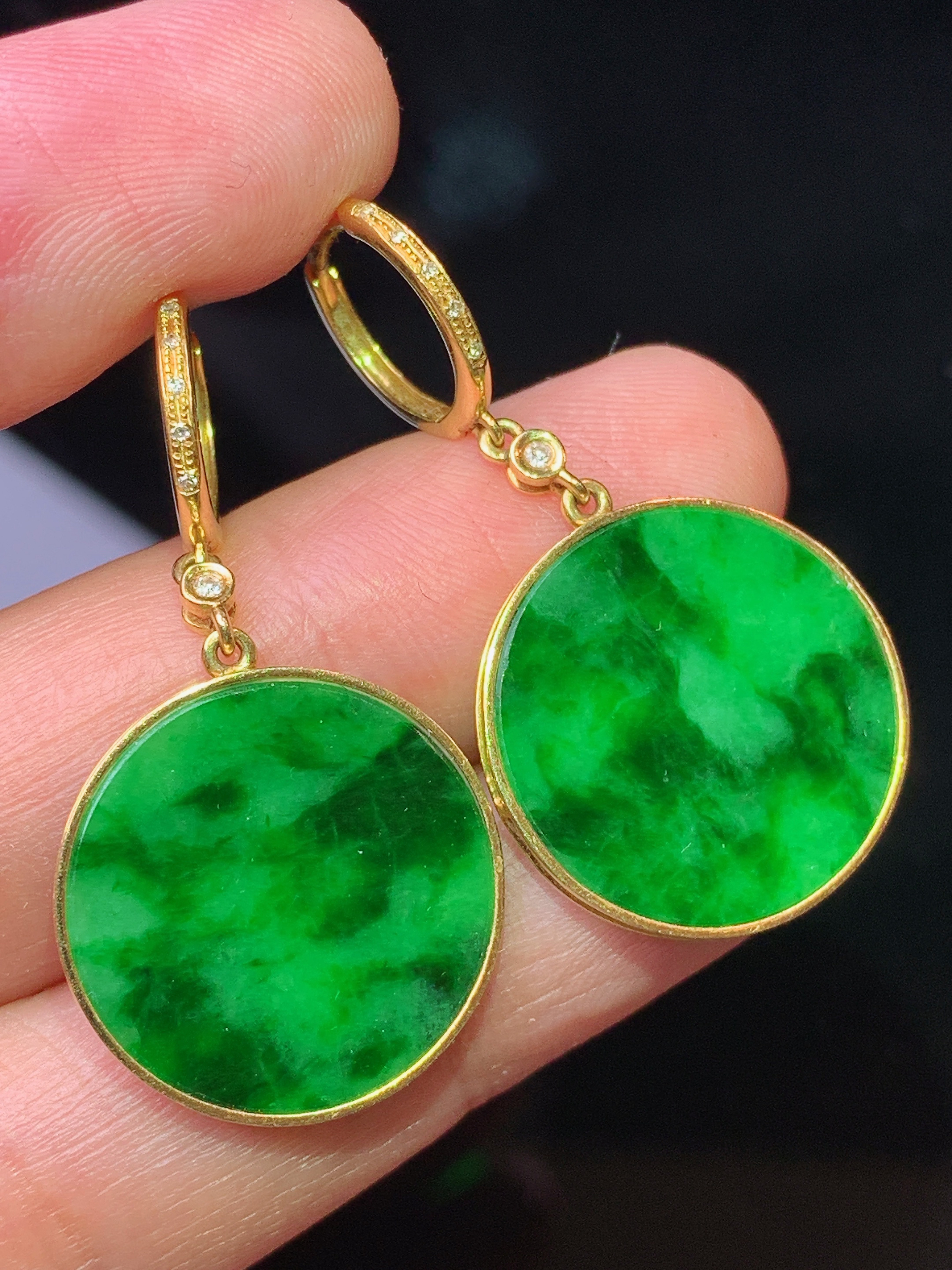 18k金钻镶嵌翠绿圆牌耳坠 玉质细腻 色泽艳丽清新 水润亮眼 整体尺寸34.2*18.5*2*b1