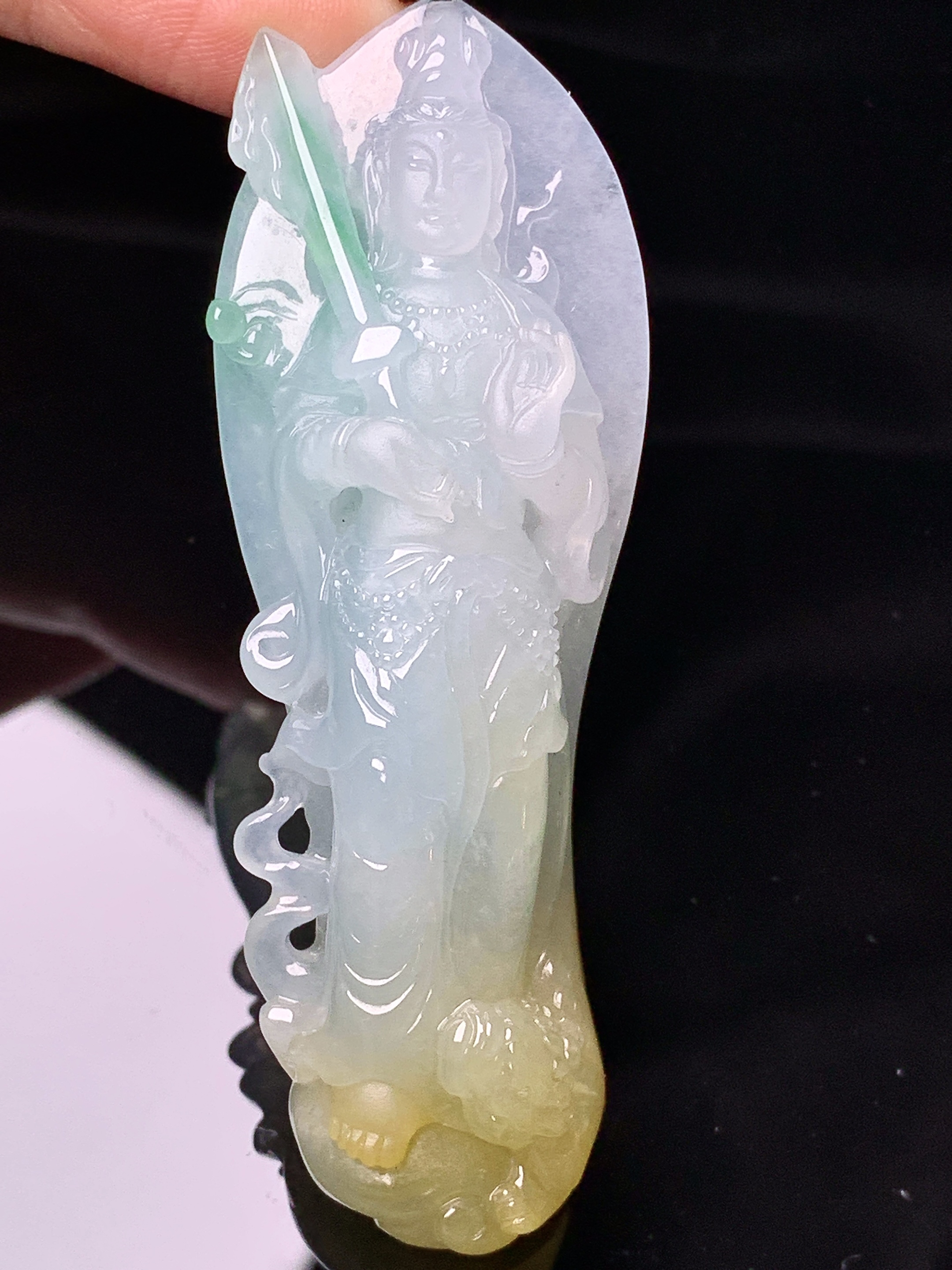 飘黄绿翡观音菩萨吊坠 玉质细腻 色泽艳丽清新 水润亮眼 整体尺寸70*25.8*11.3w1