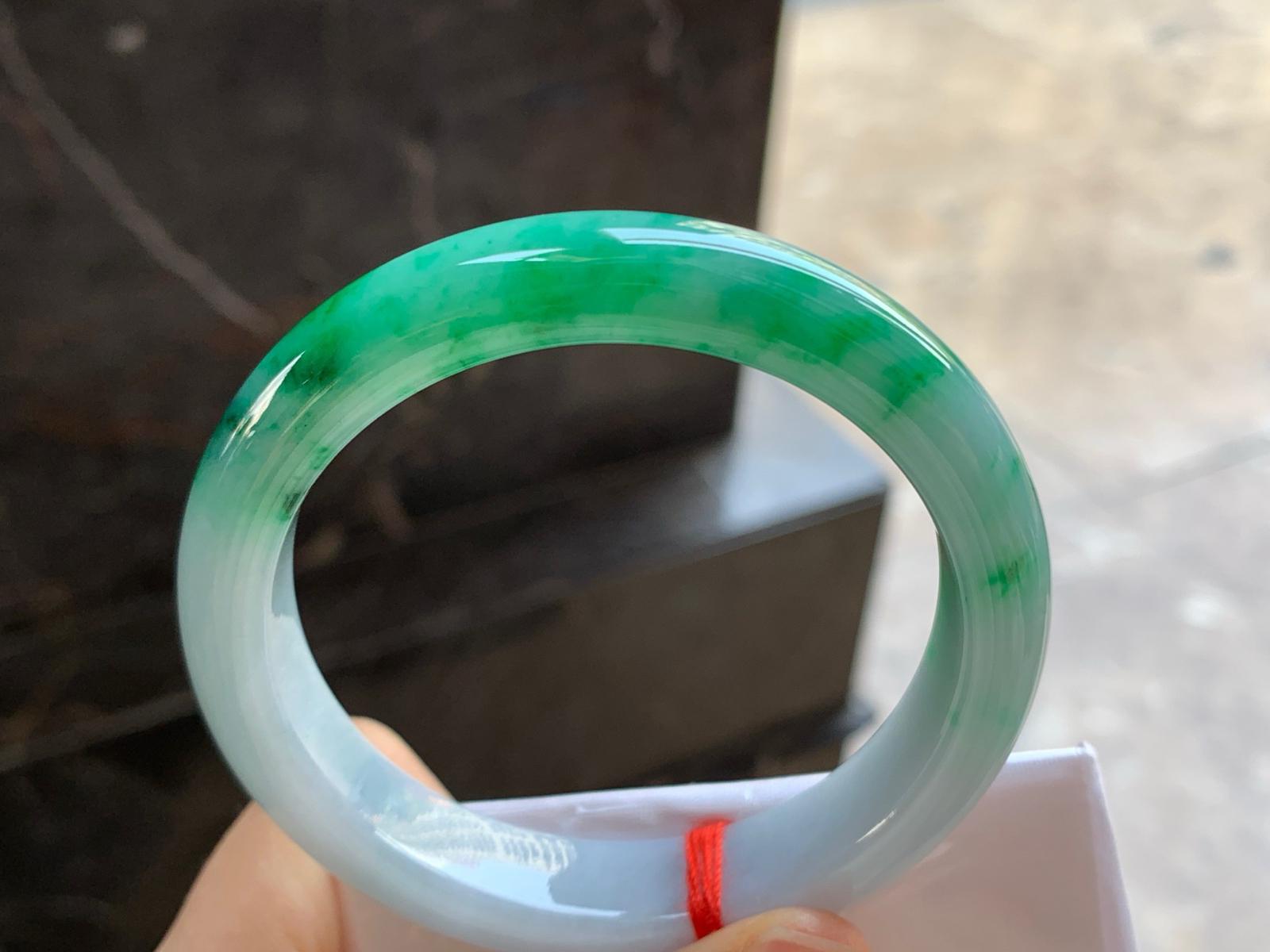 54.5-11.8-8.2

辣绿色手镯^_^颜色鲜艳 玉质温润