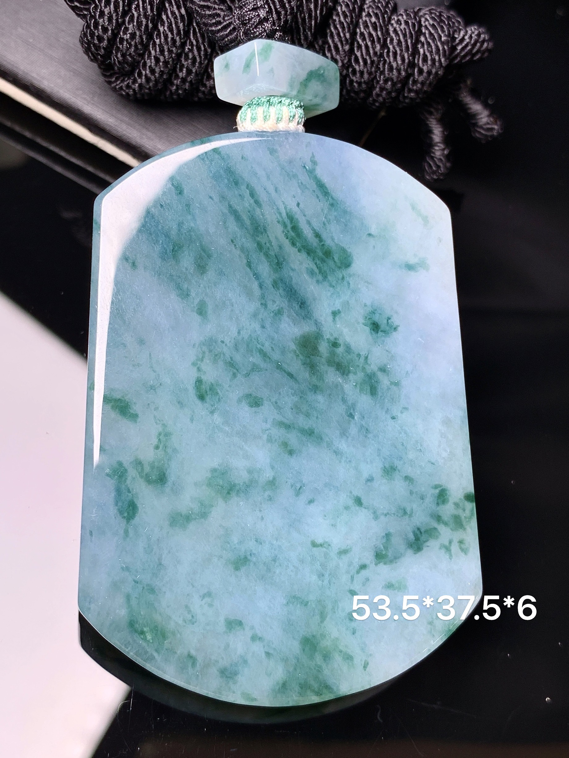 飘绿无事牌吊坠 玉质细腻 色泽艳丽清新 水润亮眼 整体尺寸53.5*37.5*6a5