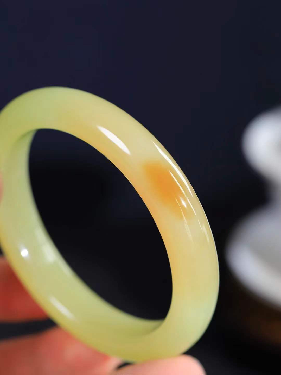 （一见倾心.手镯）

精品和田玉黄口带糖手镯，玉质温润细腻 油性十足 手感舒适，高华雅逸，线条流畅，简约大气，美自天成，素雅高贵。佩戴于腕间，婉约之美，举手投足间透出那低调奢华。重51.2克  尺寸56.5-11.8-8.6mm1647330T