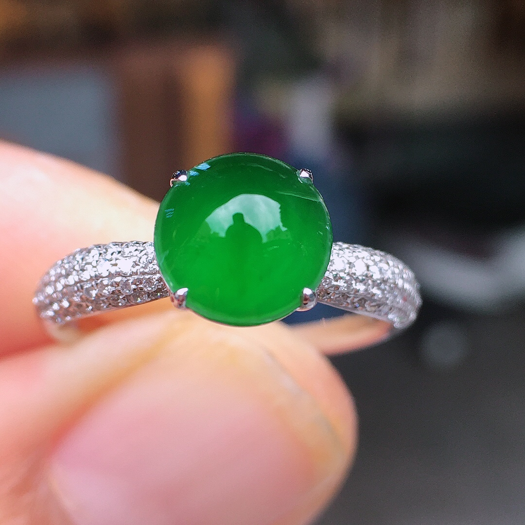 阳绿蛋面戒指，色泽均匀艳丽，玉质细腻，荧光感超
强，饱满圆润，尽显优雅气质，18k
金豪华镶嵌