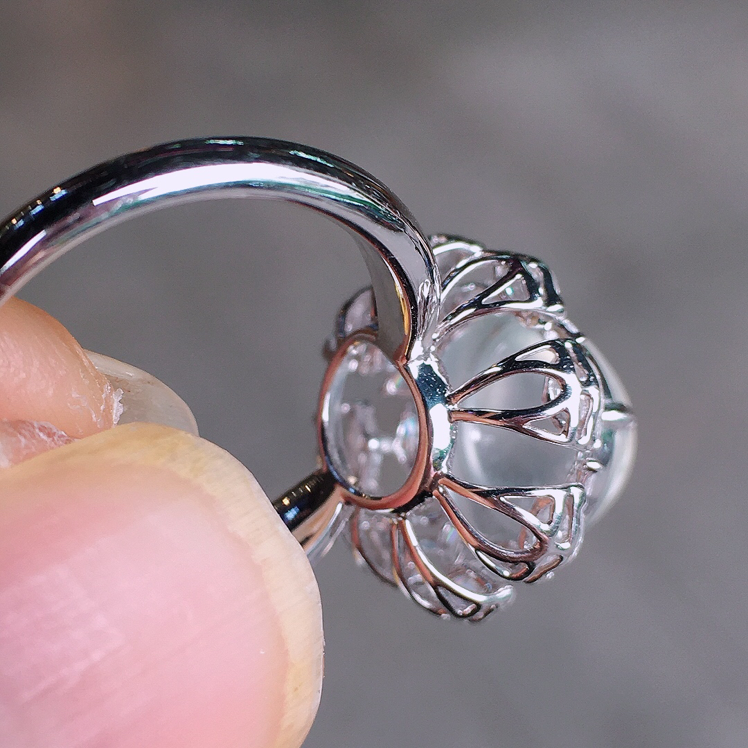 玻璃种蛋面戒指，玉质细腻，荧光感超
强，饱满圆润，尽显优雅气质，18k
金豪华镶嵌