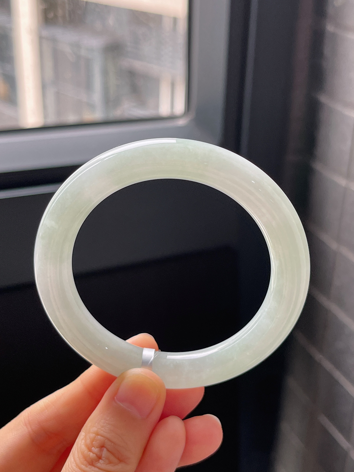 圆镯52.4圈口，翡翠冰糯种浅绿色手镯