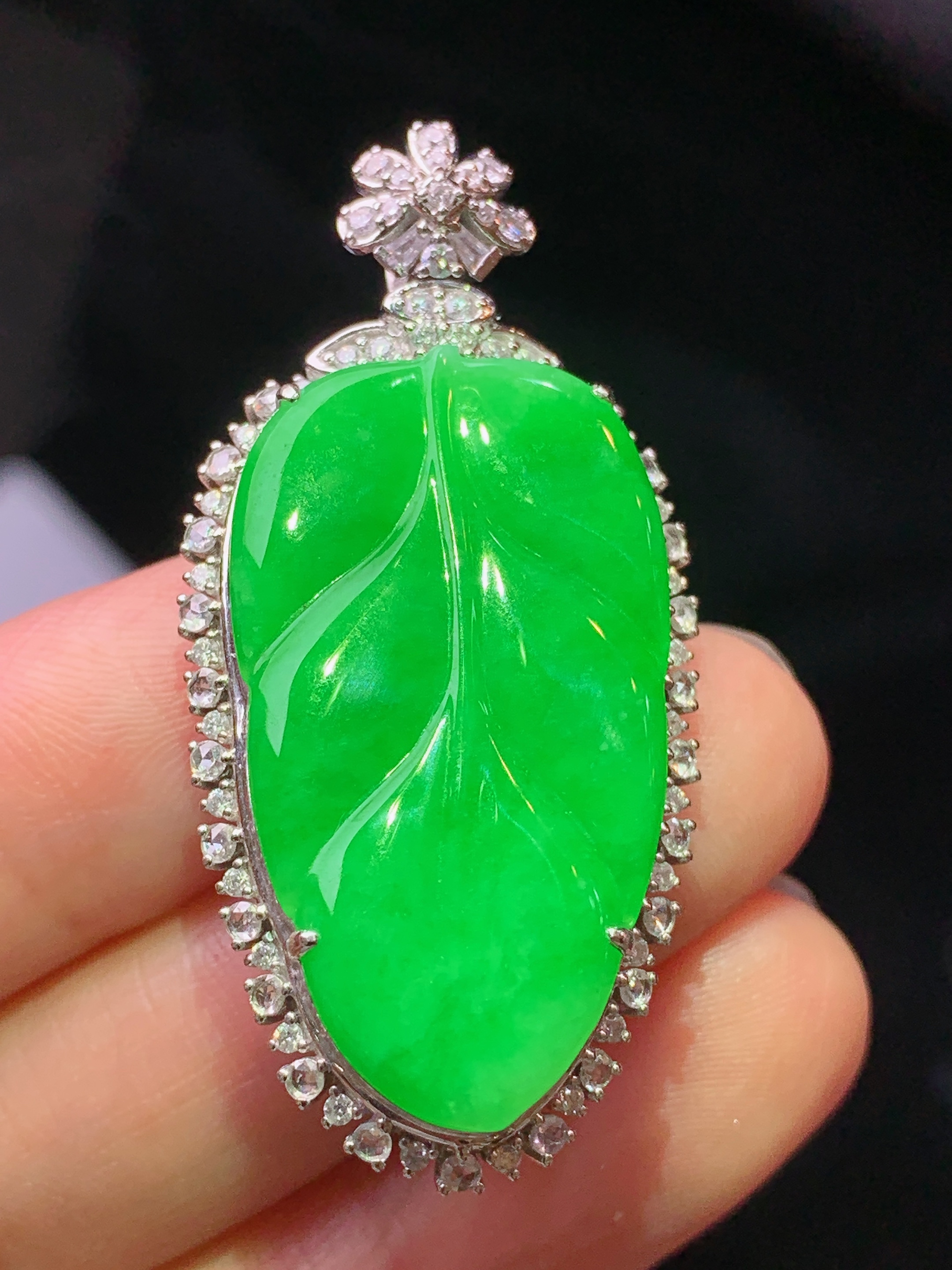 18k金钻镶嵌满绿树叶吊坠 玉质细腻 色泽艳丽清新 水润亮眼 整体尺寸44.2*21.5*9.5L2