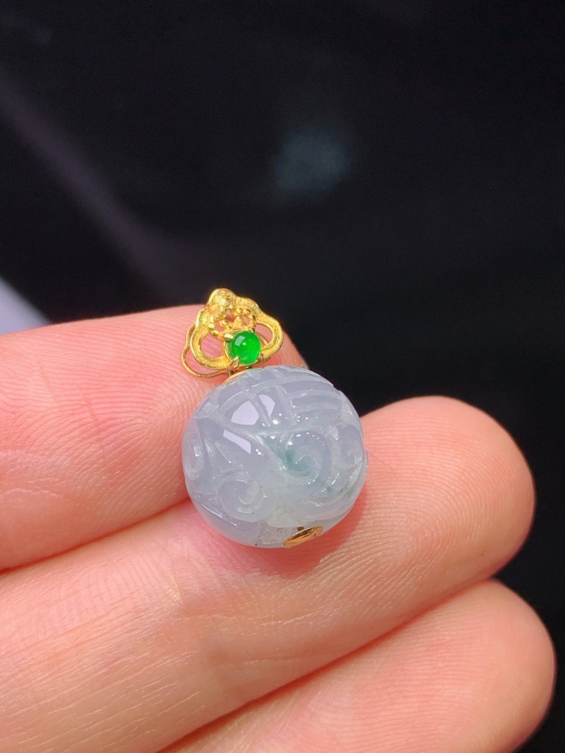 18k金镶嵌飘绿圆珠吊坠 玉质细腻 色泽艳丽清新 水润亮眼 整体尺寸16.7*11.2*2x