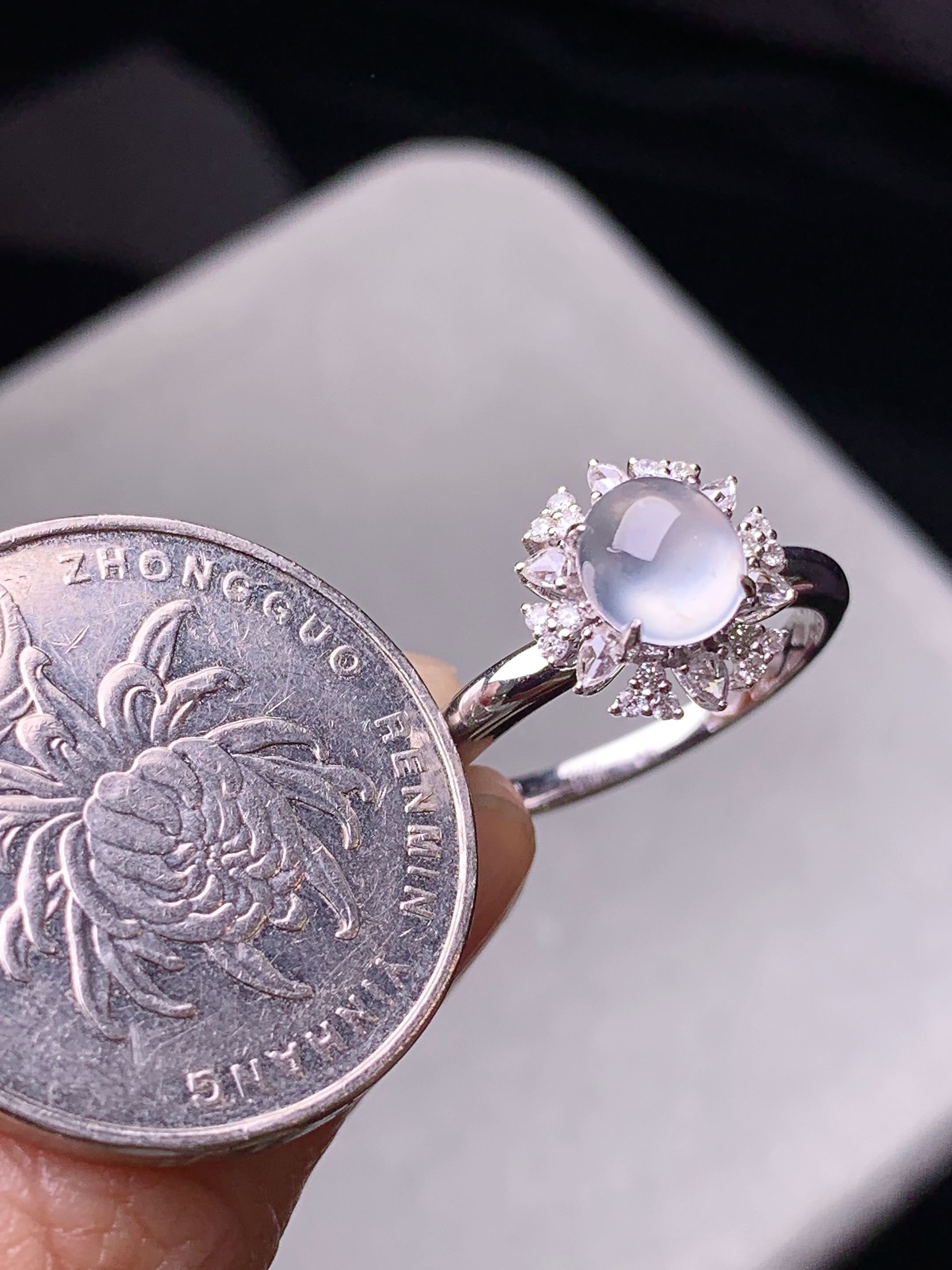 18k金钻镶嵌冰种蛋面戒指 玉质细腻 色泽艳丽清新 水润亮眼 圈口14 整体尺寸11*10.2*8.8m3