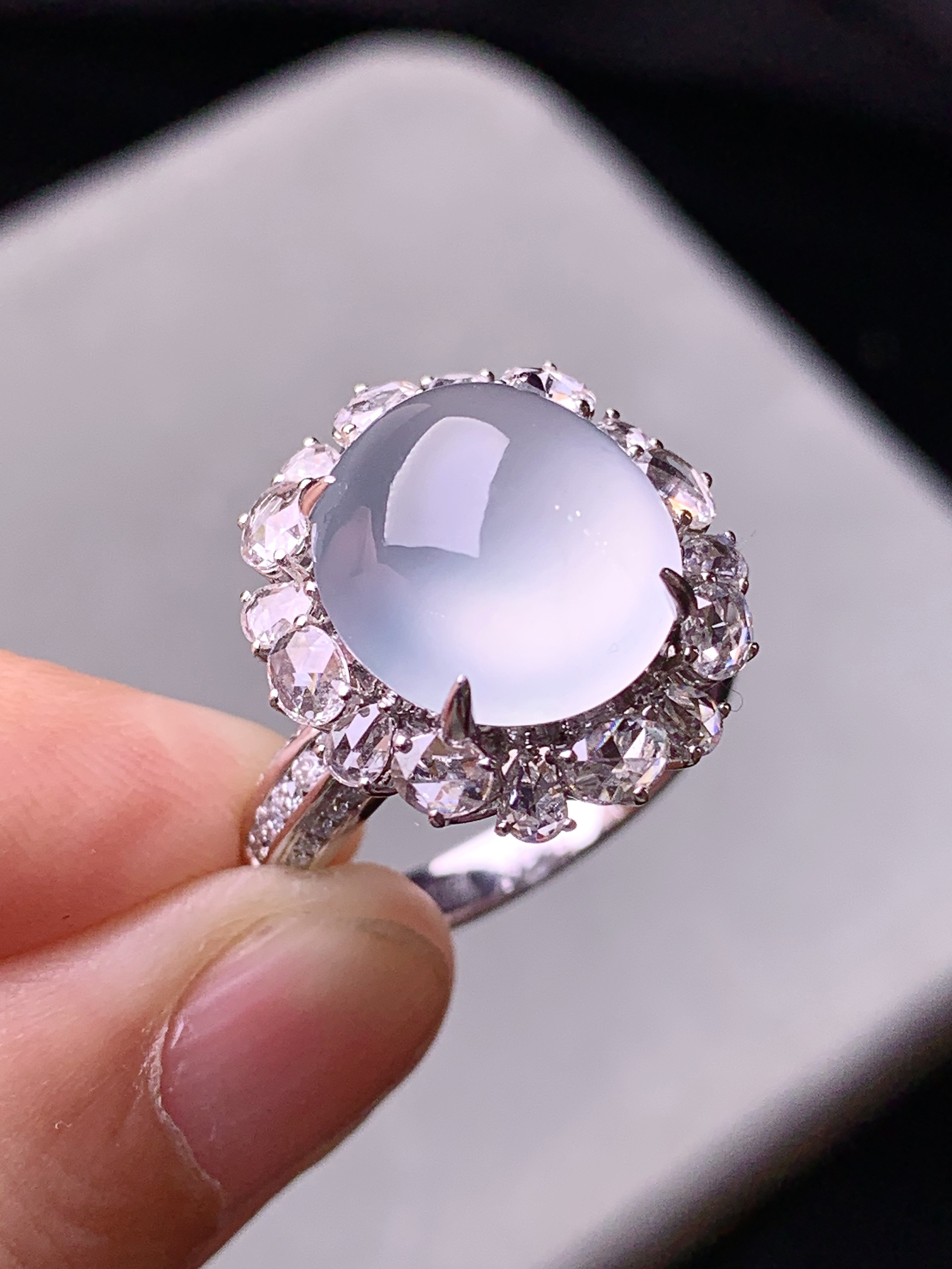 18k金钻镶嵌冰种蛋面戒指 玉质细腻 色泽艳丽清新 水润亮眼 圈口14.5 整体尺寸18*16.5*