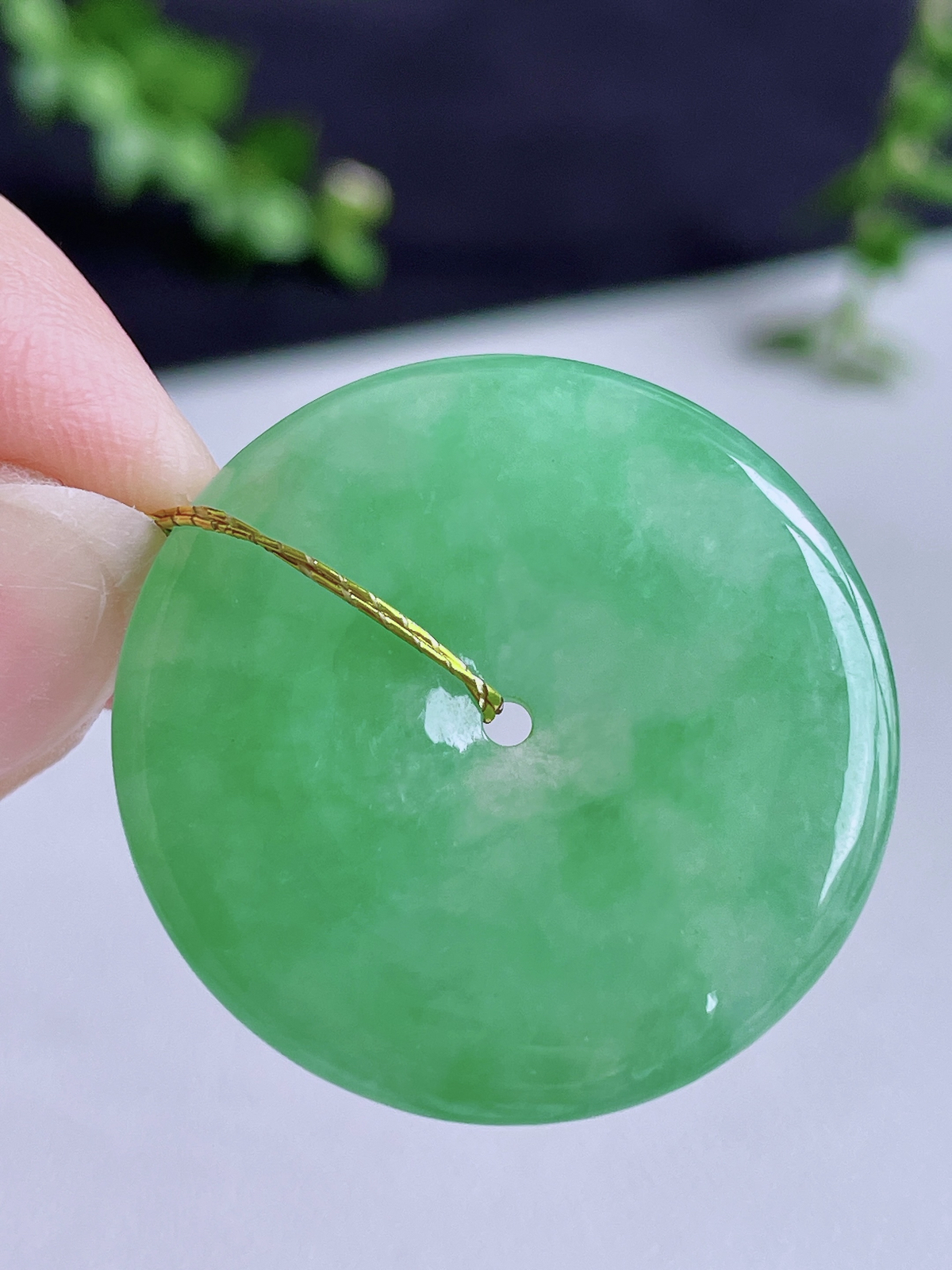 【裸石】冰阳绿平安扣吊坠
【说明】缅料 性价比高  
【尺寸】29-4.6.