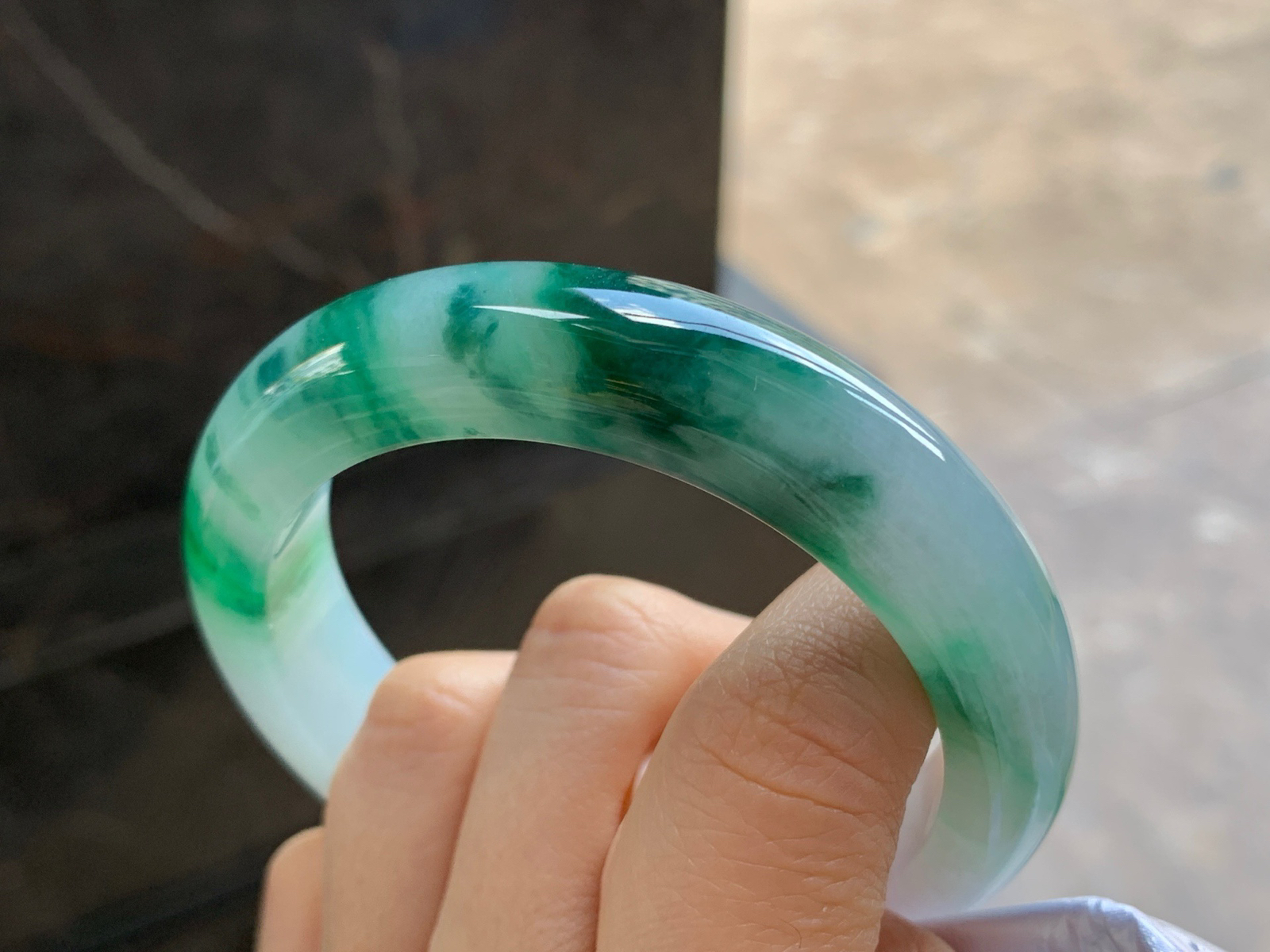 55-13.2-9.3

绿色手镯^_^鲜艳 玉质细腻