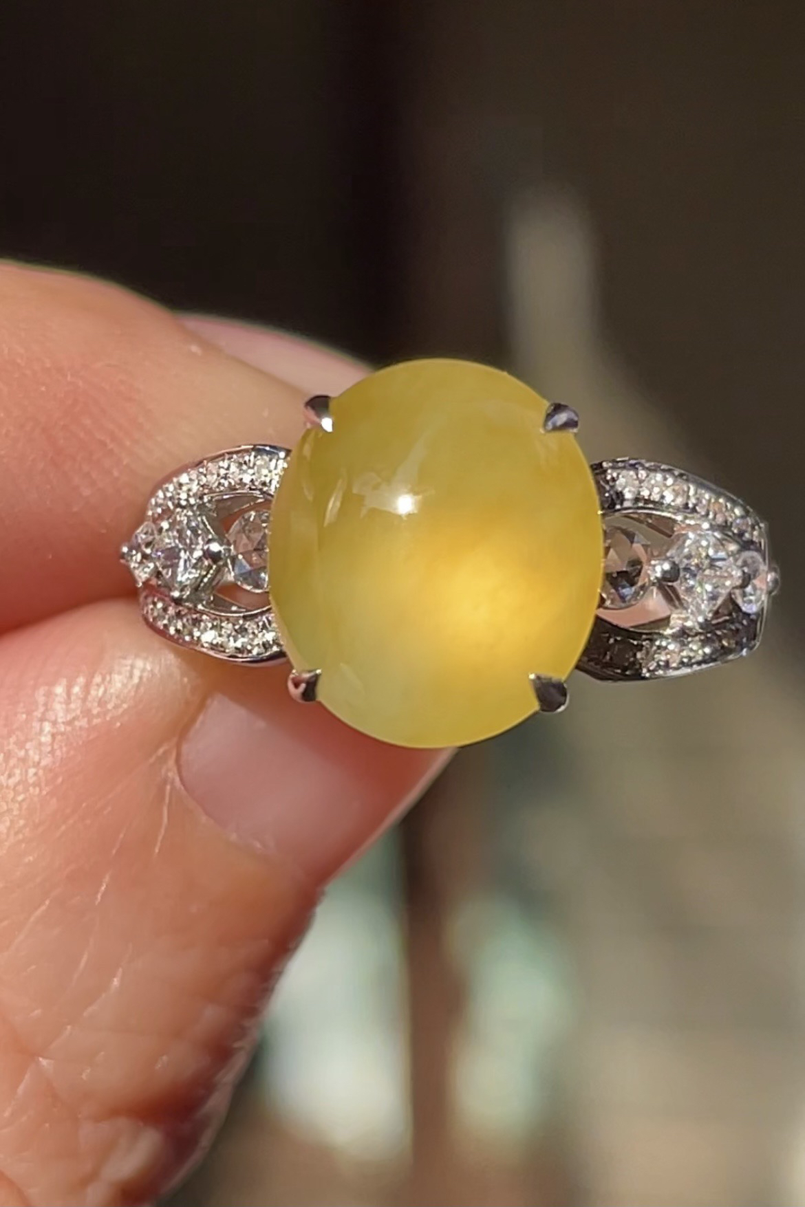 冰黄翡戒指
大件饱满，通透水润，玉质细腻，翠色鲜艳，18k金奢华钻石镶嵌️