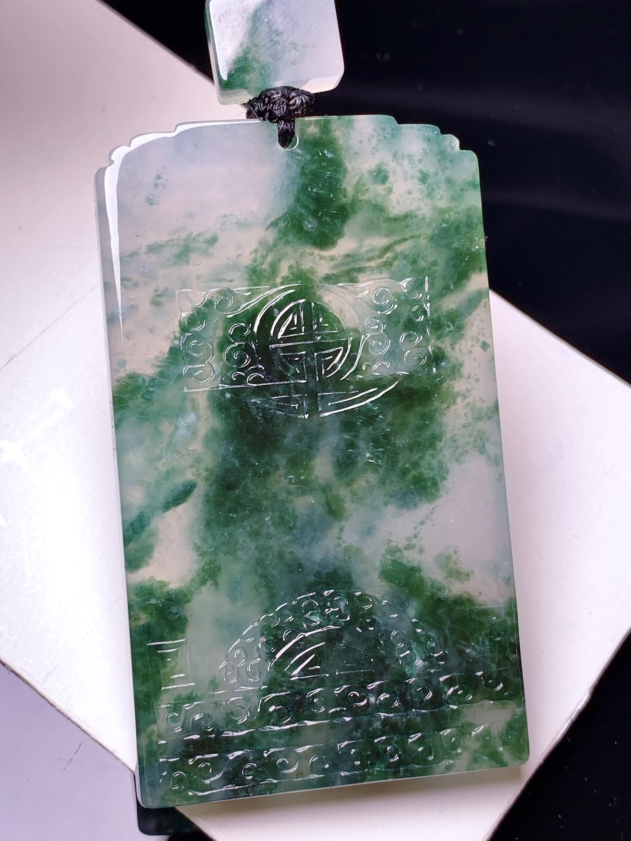飘绿无事牌吊坠 玉质细腻 色泽艳丽清新 水润亮眼 整体尺寸61.6*36*5.7L1